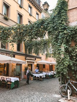 这家迷人的咖啡馆位于意大利罗马，外墙爬满常春藤，还设有户外座位