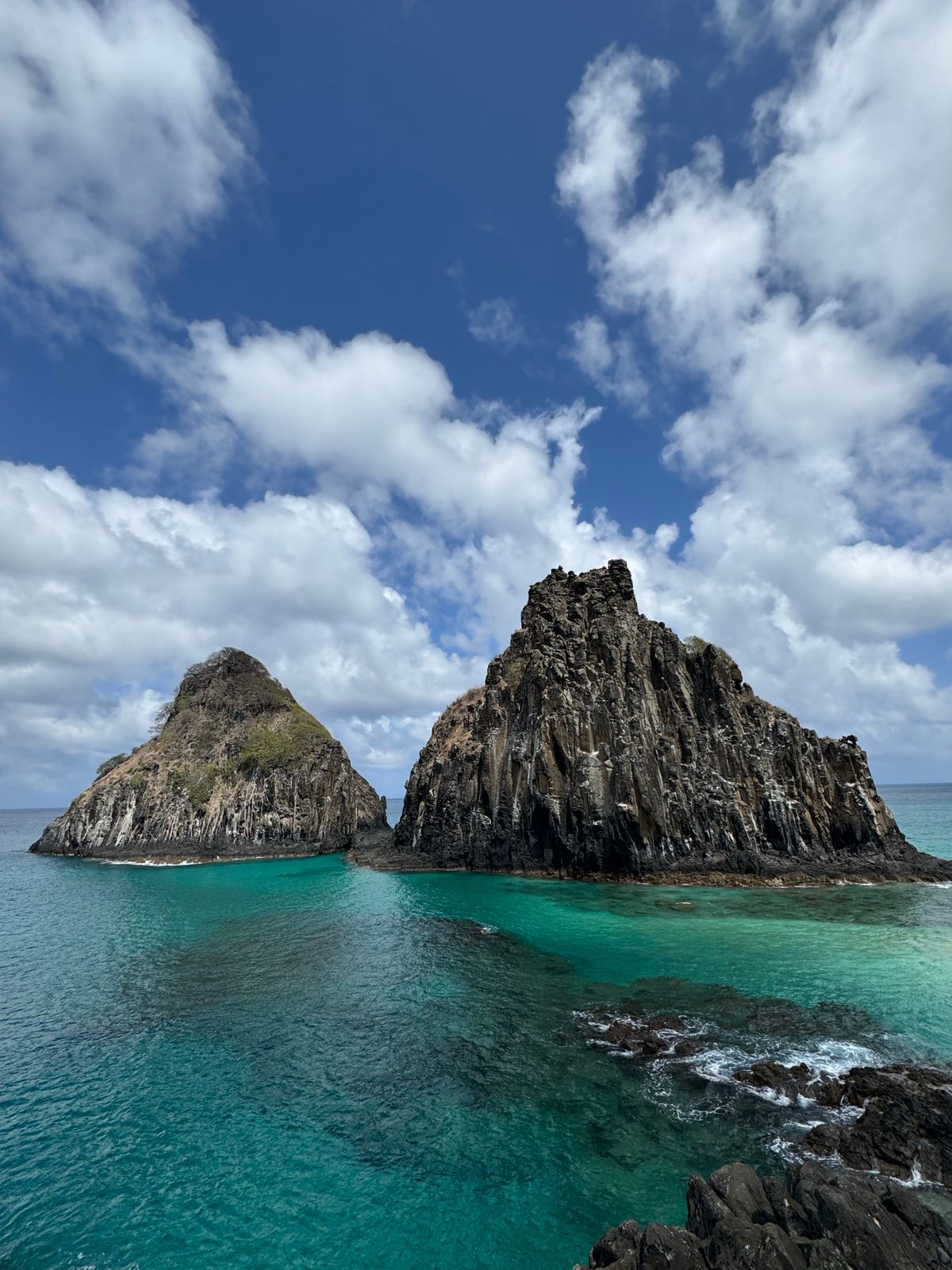 Vista aérea das pedras Dois Irmãos em Fernando de Noronha com mar turquesa
