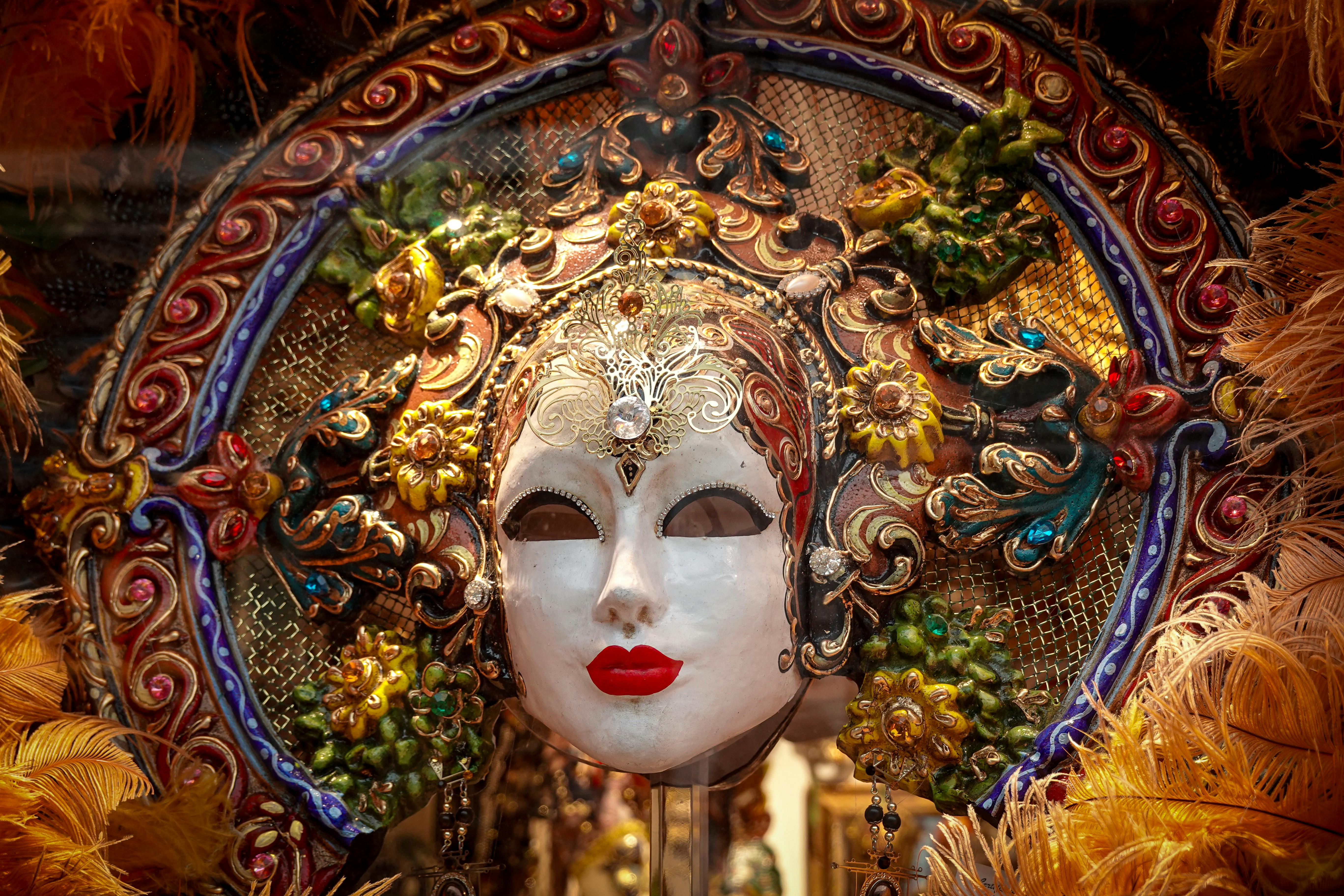 Kostenlos Eine detailreiche und kunstvolle venezianische Maske mit lebendigen Farben und aufwendiger Handwerkskunst. Stock-Foto