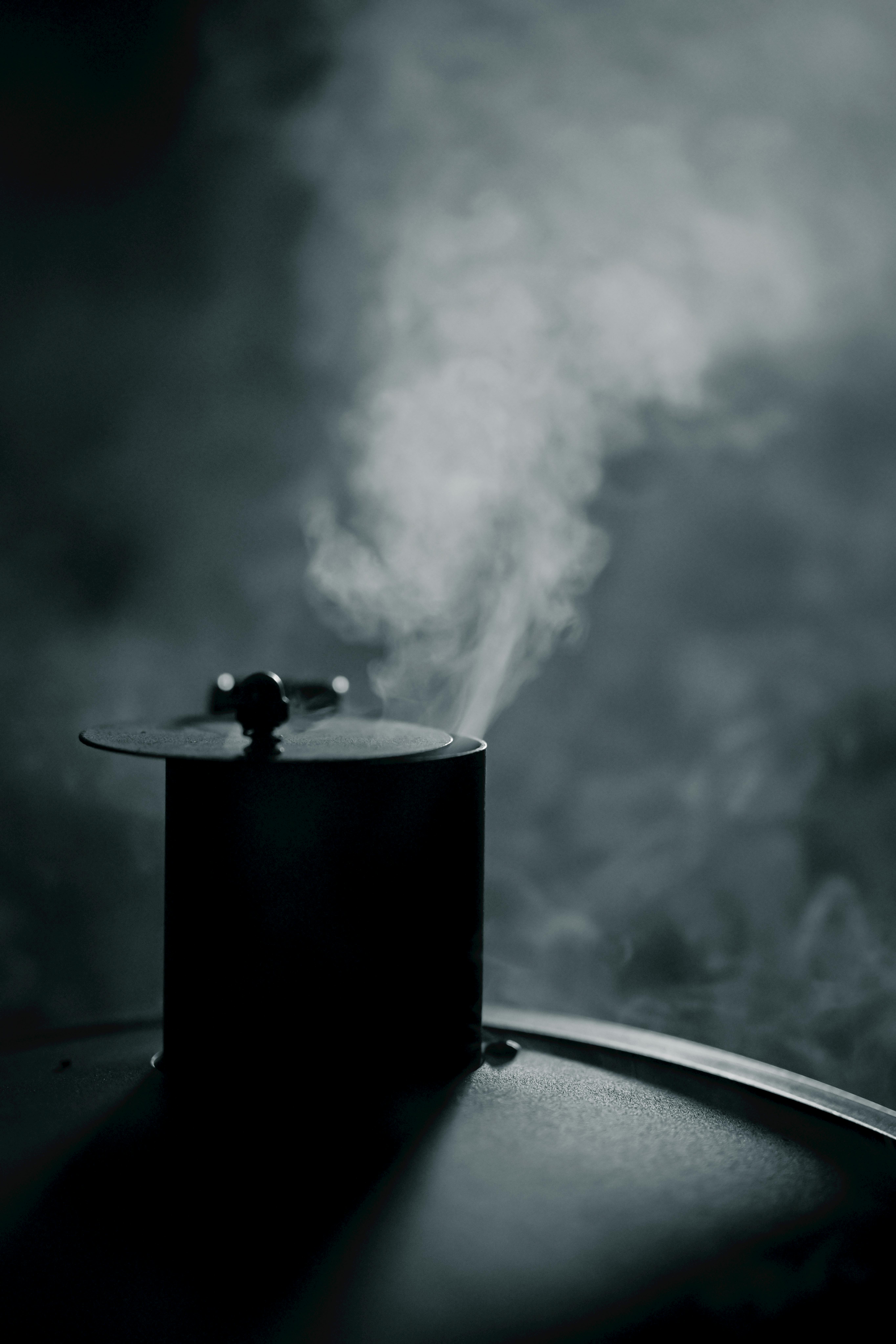 Gratis Una ciminiera che emette vapore catturata in un'atmosfera cupa e cupa, che mette in risalto l'ambiente industriale. Foto a disposizione