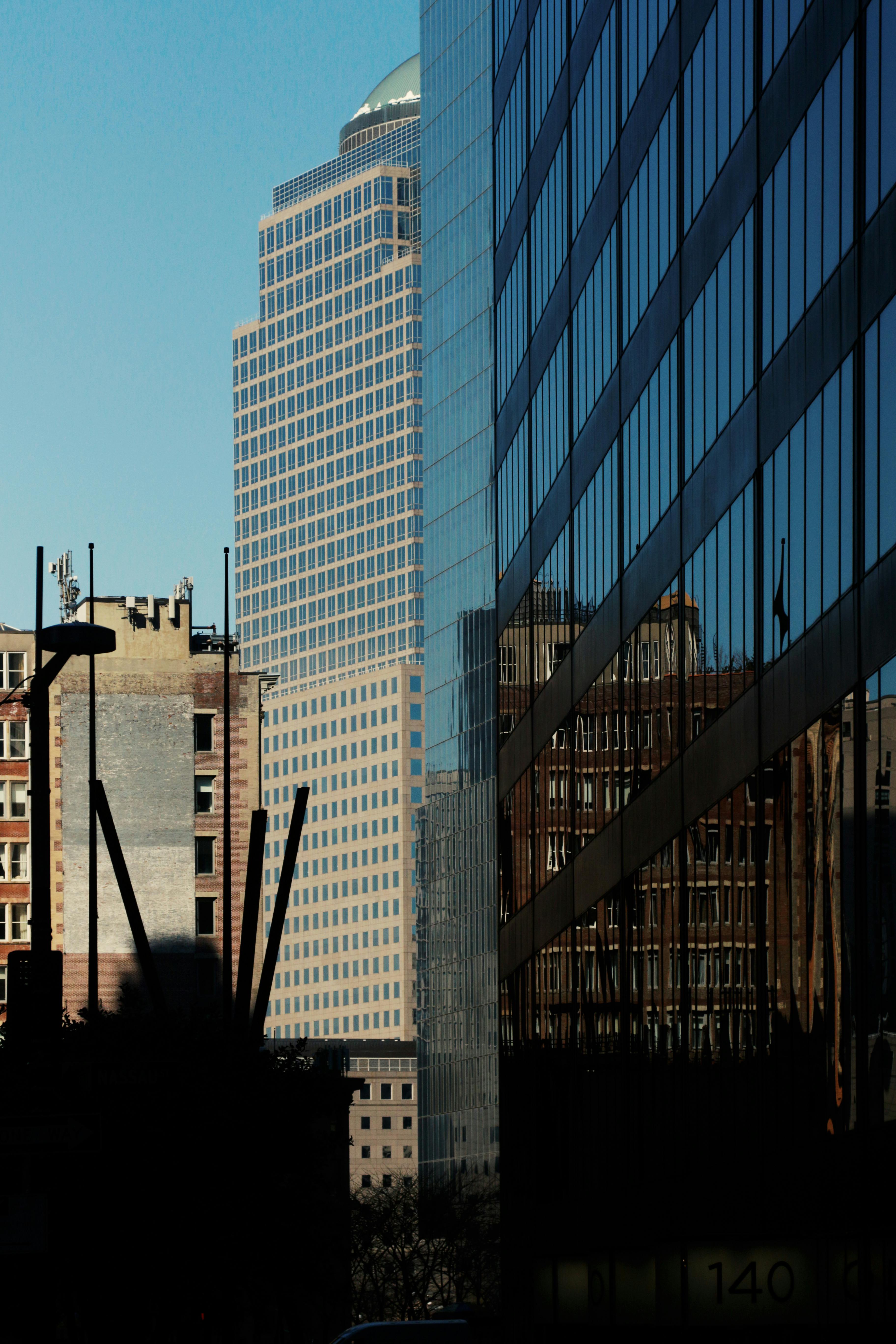 Gratis Høje glasskyskrabere, der afspejler New Yorks skyline på en solskinsdag. Lagerfoto