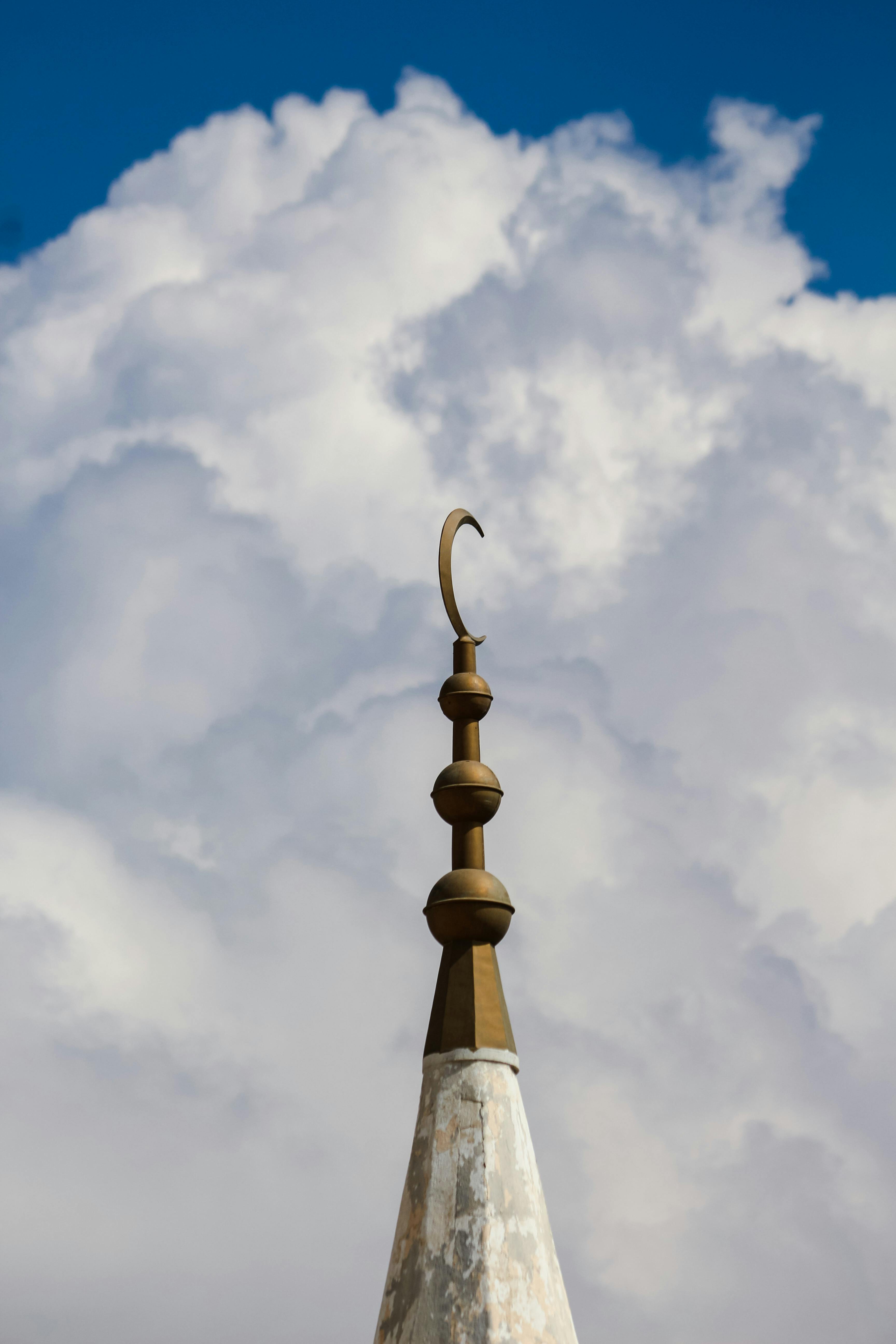 免費 麥地那清真寺雄偉的尖塔，以生動的多雲天空為背景。 圖庫相片