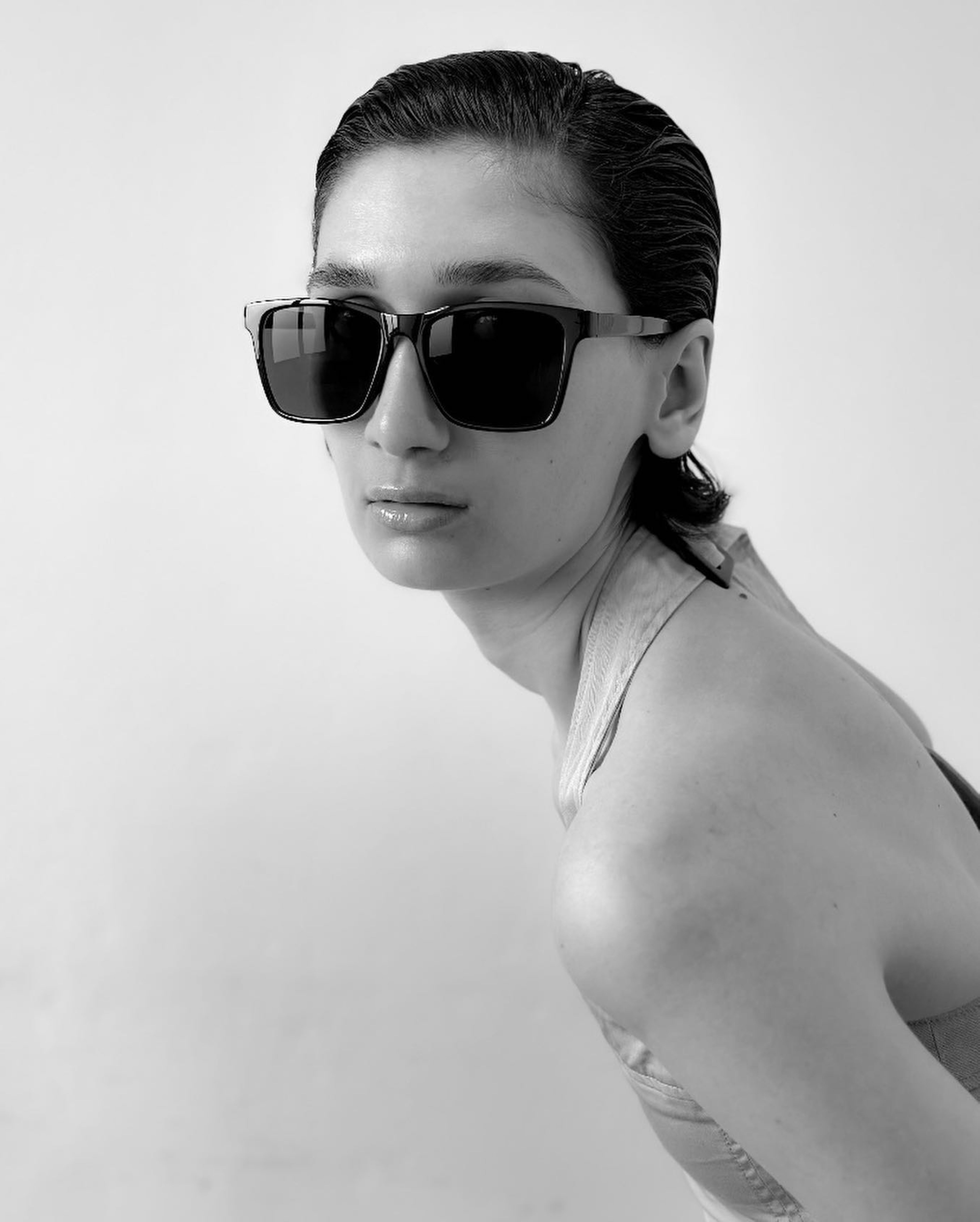 Retrato Elegante Y Moderno De Una Mujer En Blanco Y Negro · Foto de ...