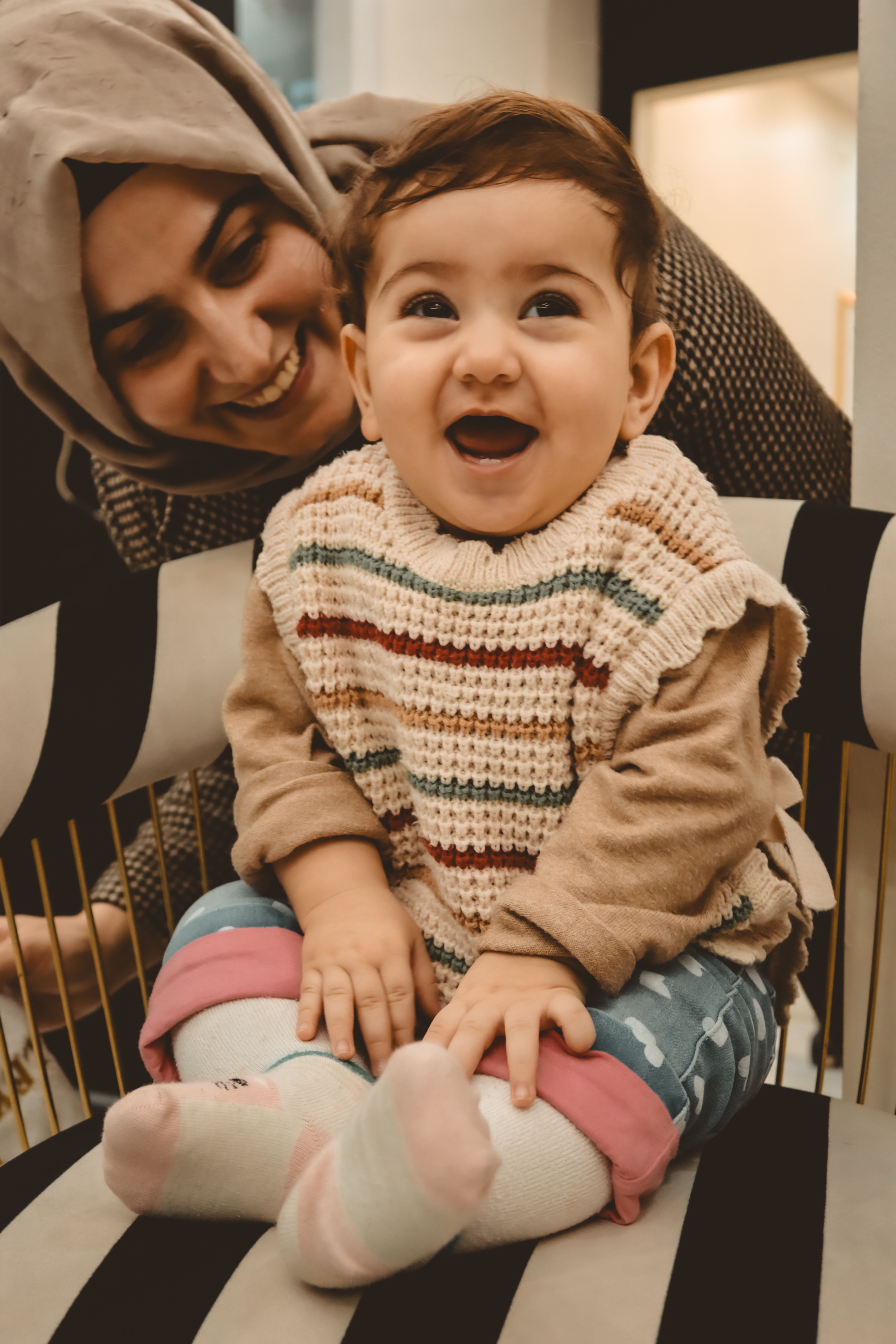 Ayah dan Ibu Indonesia memberikan pujian dan tepuk tangan bahagia kepada balitanya yang berhasil toilet training