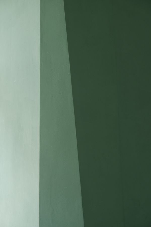 Minimal wall corner in a green gradient — H&CO on Pexels