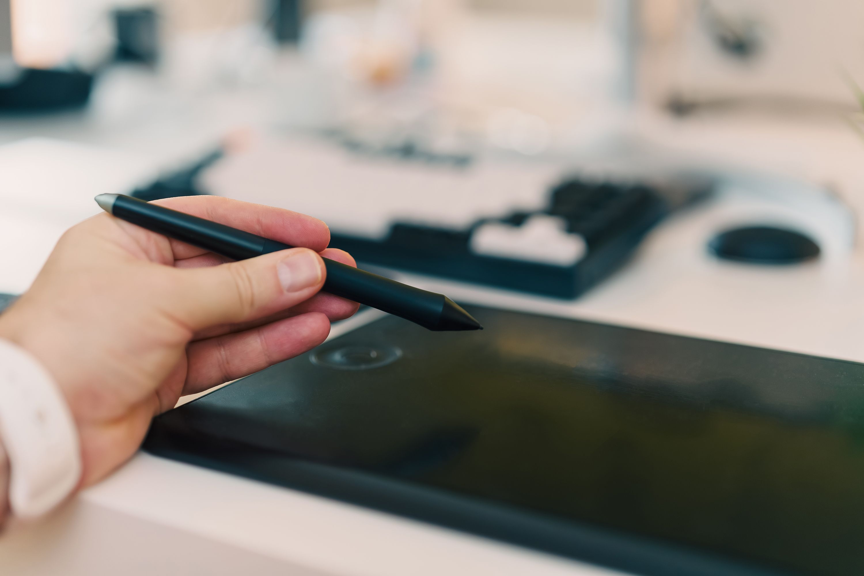 Artiste Numérique Utilisant Une Tablette Graphique Avec Un Stylet