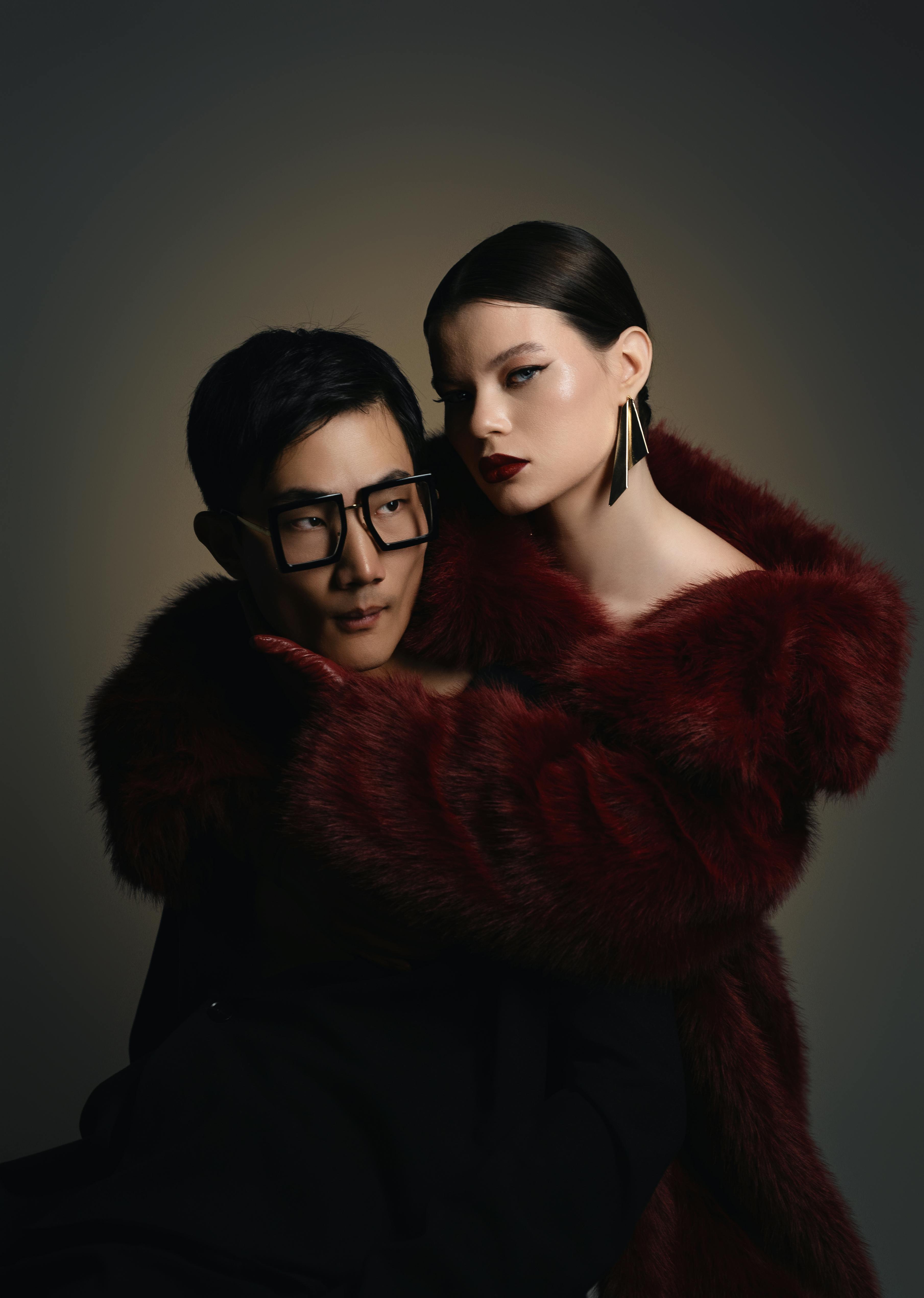 Bezpłatne Elegancki Portret Modowy Z Miejskim Akcentem Zdjęcie z galerii