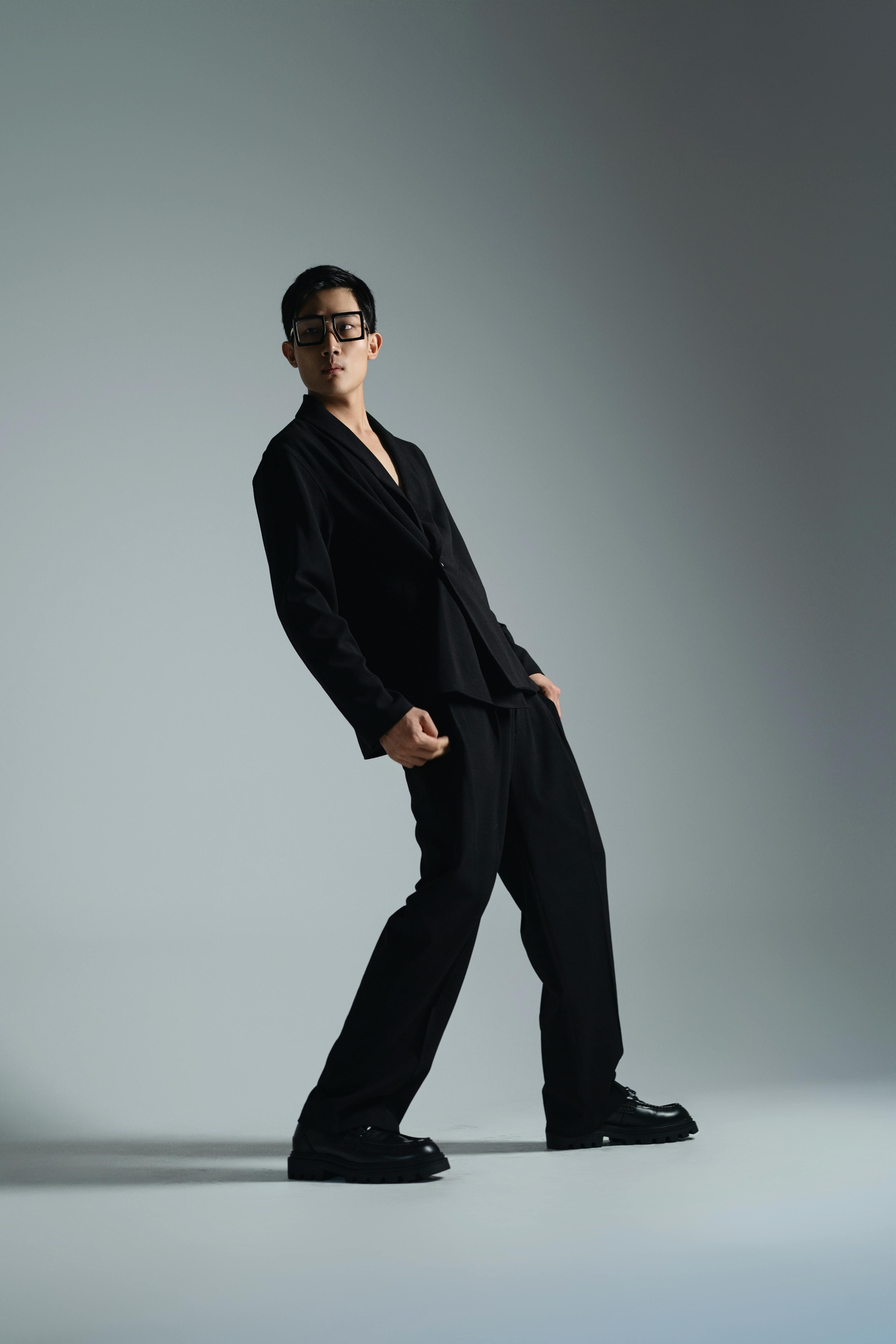 Model Bergaya Berpose Dengan Busana Elegan Dan Gelap · Foto Stok Gratis