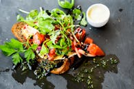 烤面包美味可口，搭配了新鲜香草、西红柿和香脂酱