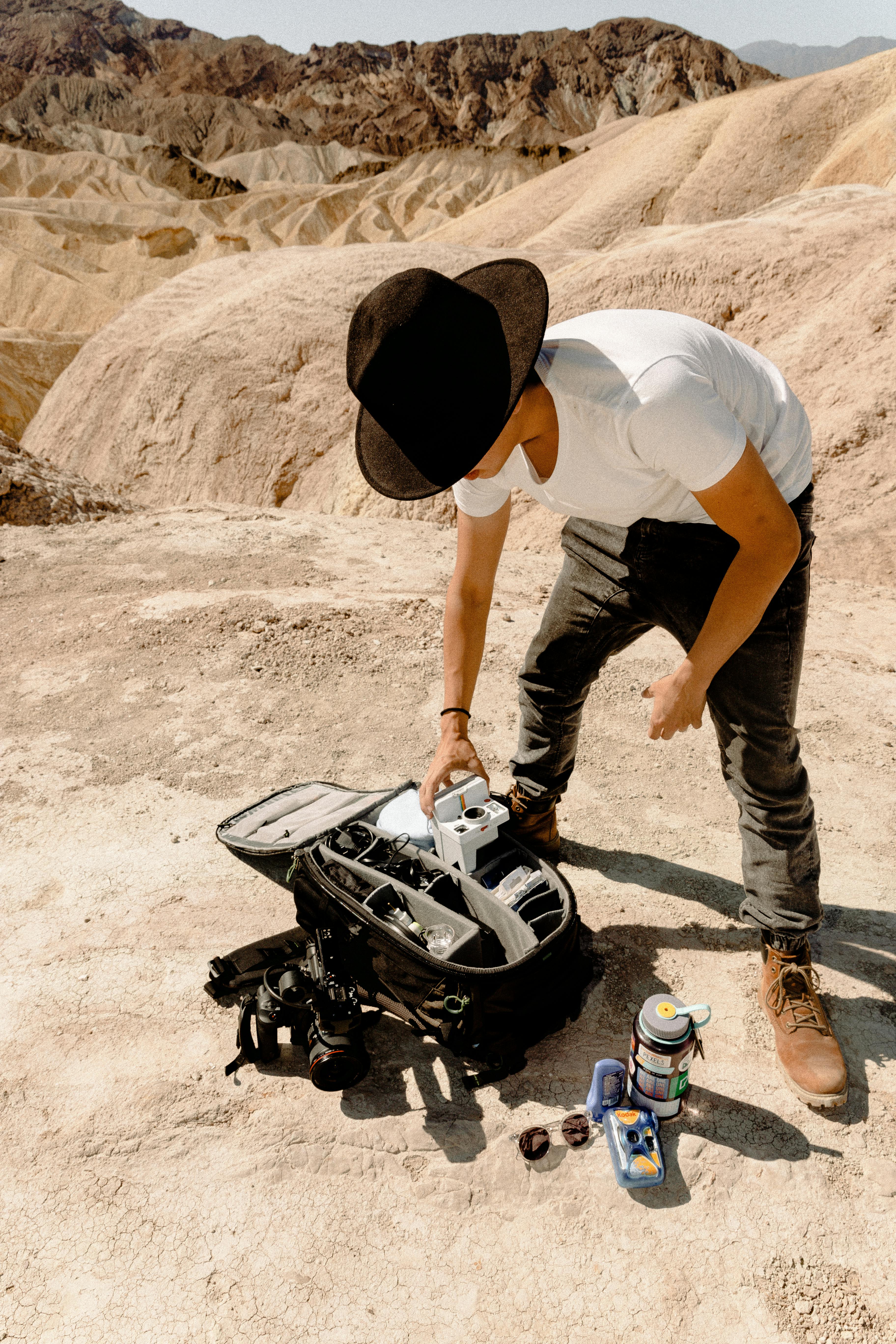 一名男子在沙漠中调试无人机设备