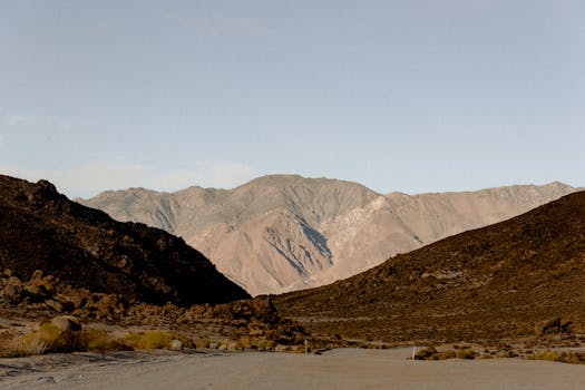 蔚蓝天空下的迷人山景，非常适合自然和旅行爱好者