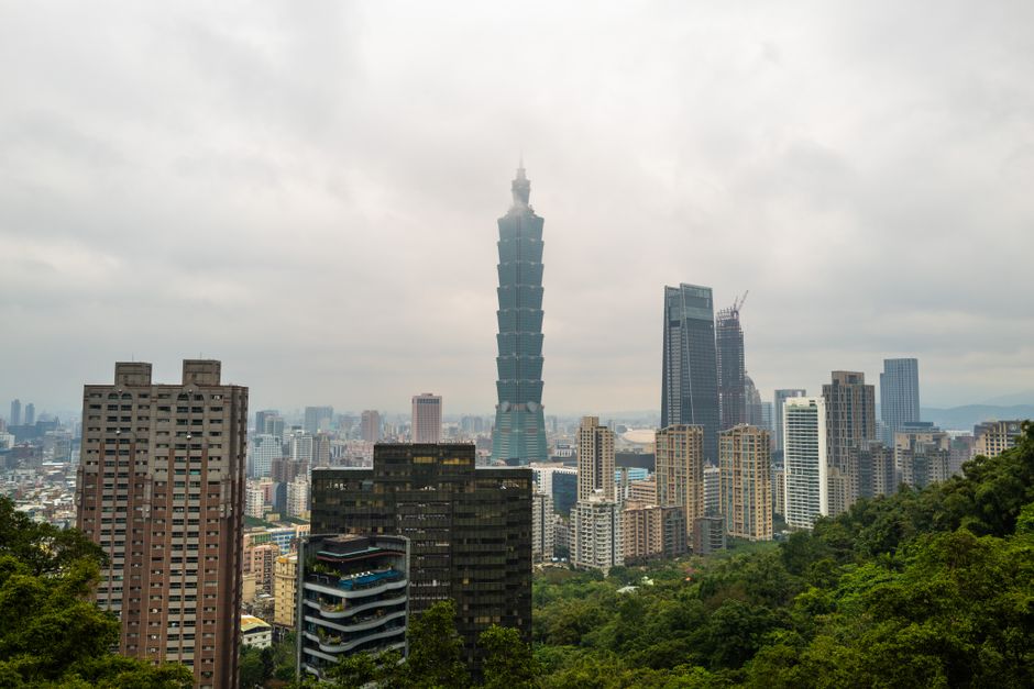 A stunning view of Taipei 101 and Taipei City skyline from Elephant Mountain during the day.