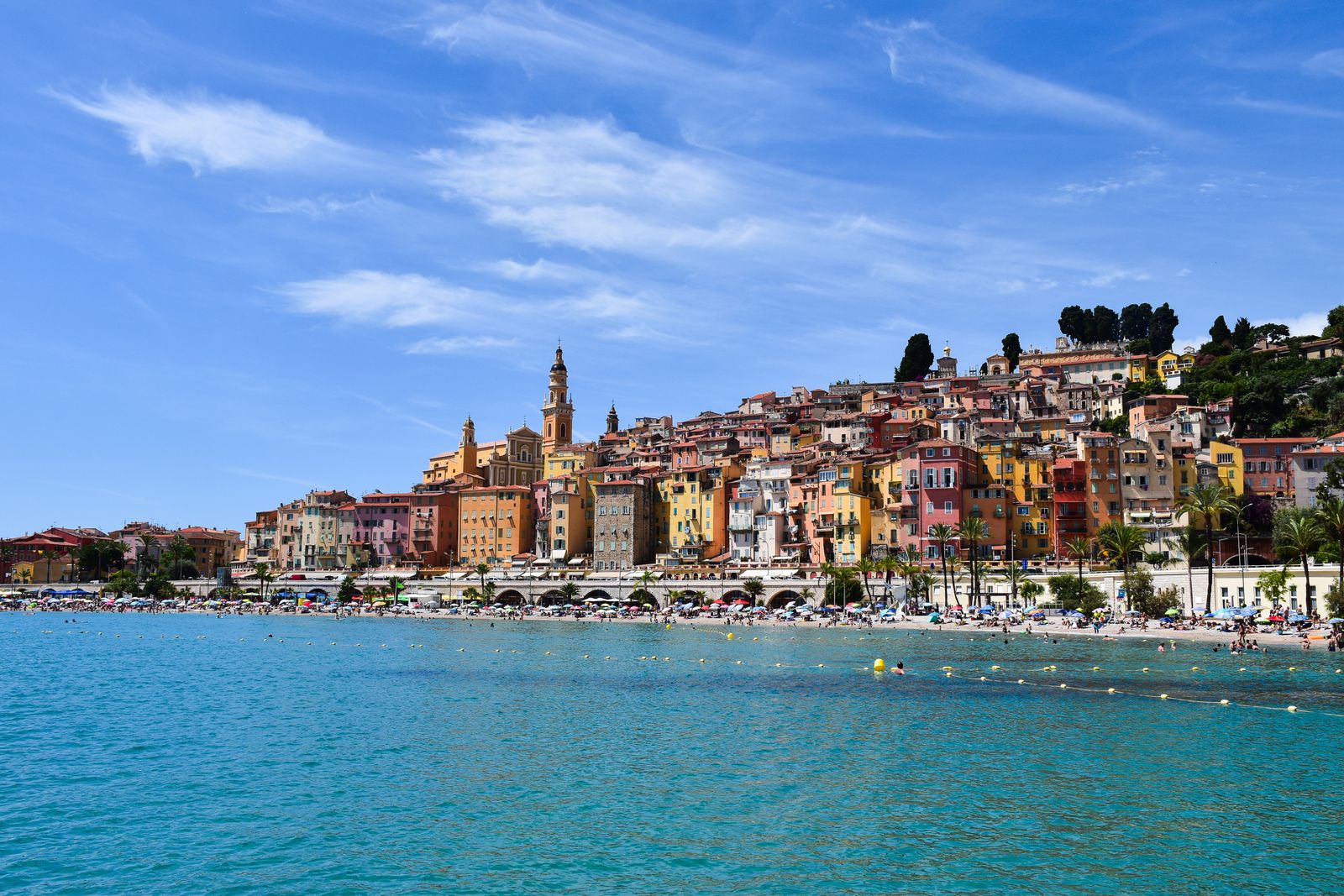 Kust en kleurrijke huizen van Menton aan de Côte d’Azur
