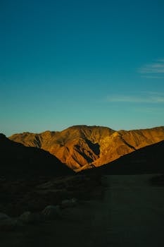 阳光明媚的山脉风景在黄金时段，非常适合激发旅行灵感