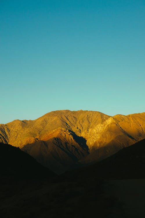 Photographie De Paysage De La Montagne Brune