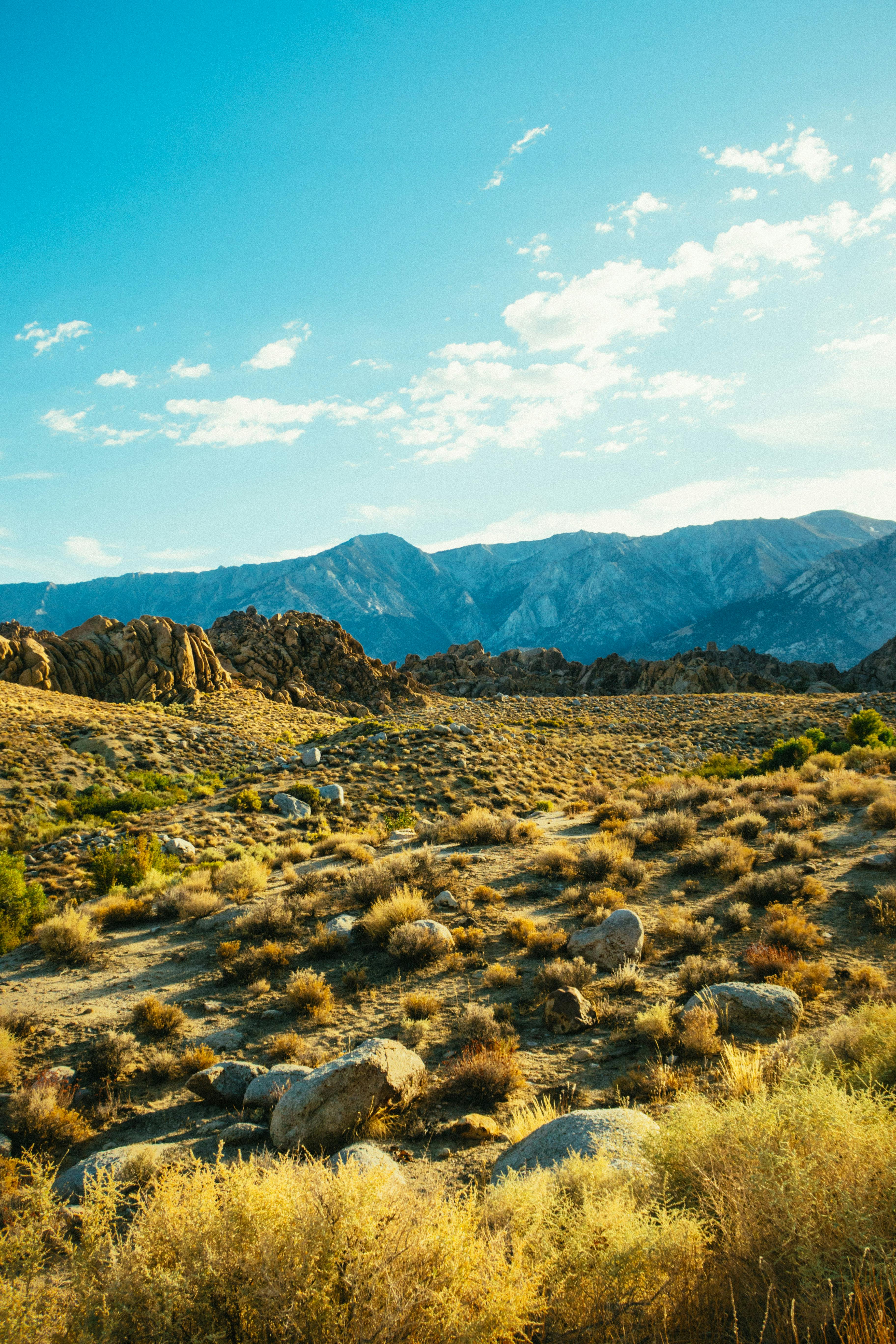 蔚蓝的天空下，崎岖的山脉与地形风光，非常适合大自然爱好者
