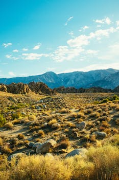 蔚蓝的天空下，崎岖的山脉与地形风光，非常适合大自然爱好者