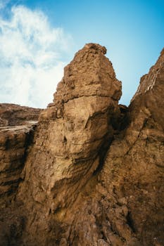 在充满活力的蓝天下，令人惊叹的岩层高耸入云，非常适合冒险和地质爱好者