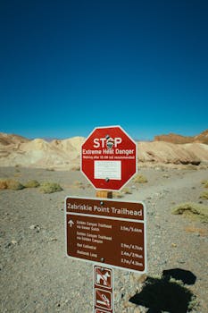 扎布里斯基角步道起点设有警告标志，提醒游客死亡谷可能出现极端高温