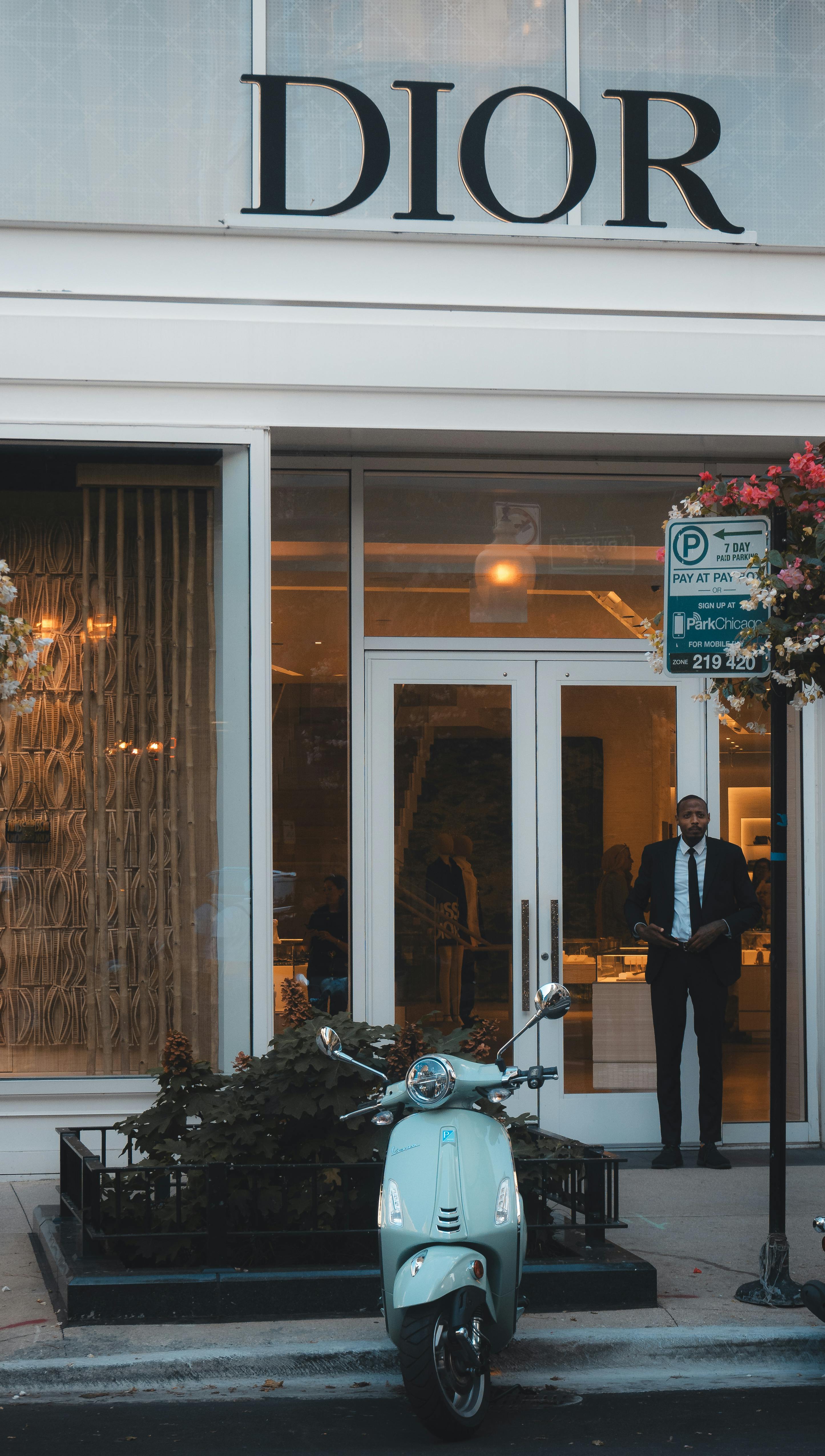 Moda Mağazası Önü