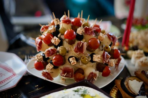 Plateau festif de mini-brochettes de fromage et olives pour grandes occasions