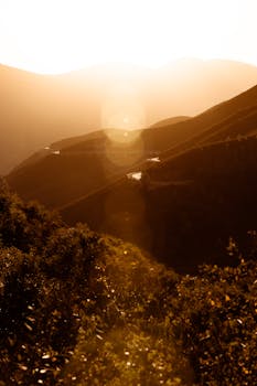 在黄金时段拍摄的日落时山脉景色令人惊叹，散发着温暖柔和的光芒