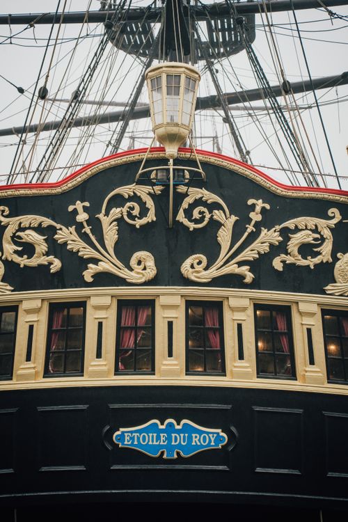 Free Detailed view of the ornate stern of Etoile du Roy in Saint-Malo, featuring classic nautical design. Stock Photo