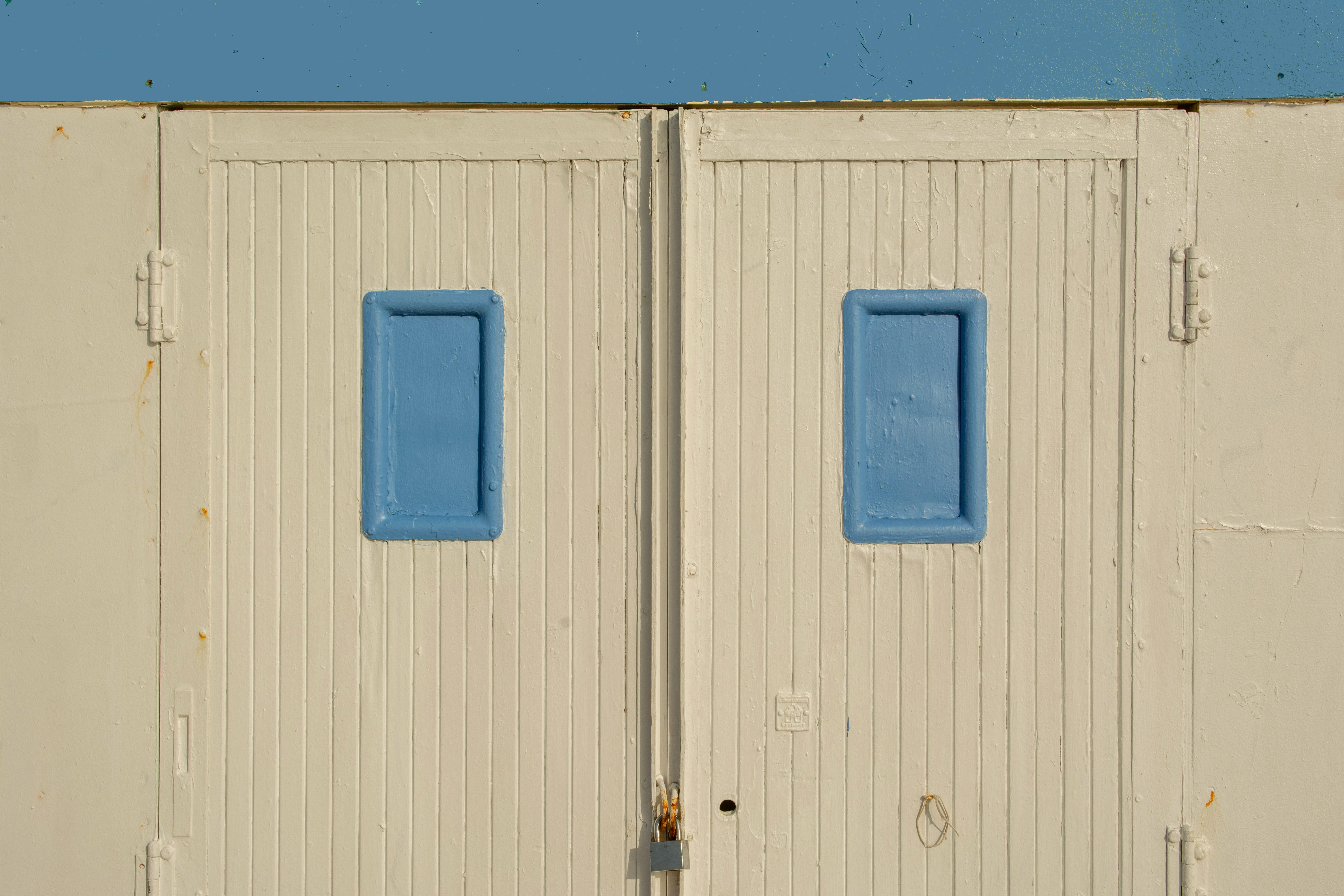 Gratis Primer plano de una puerta de cabaña de playa con paneles azules texturizados, ideal para el diseño costero. Foto de stock