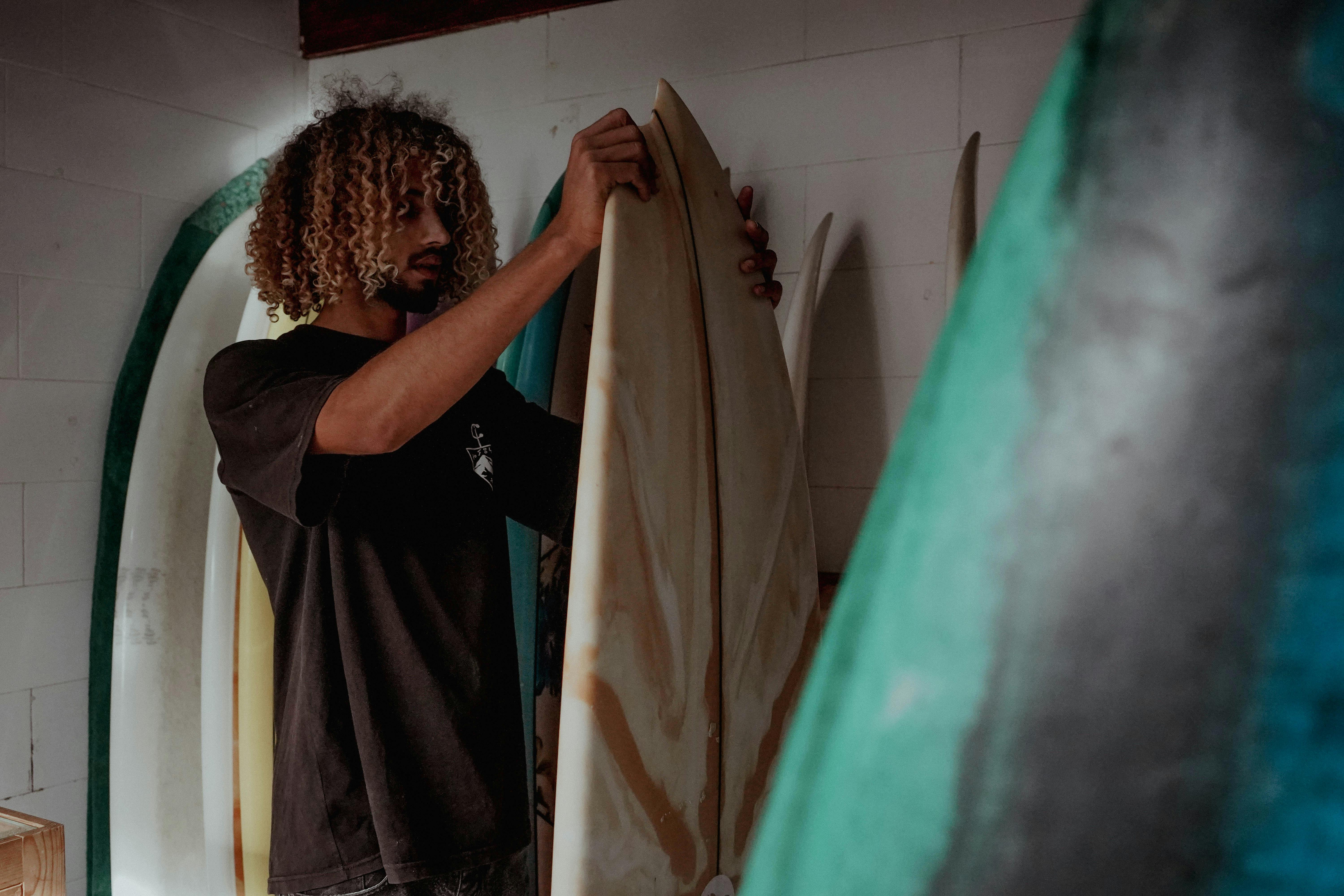 Un guide marocain sympathique pour une aventure de surf authentique
