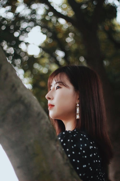 Free Portrait of Woman Wearing Black and White Polka-dot Top Looking at Side Stock Photo