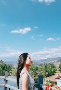 在风景优美的户外，年轻女子拥抱大自然的美丽