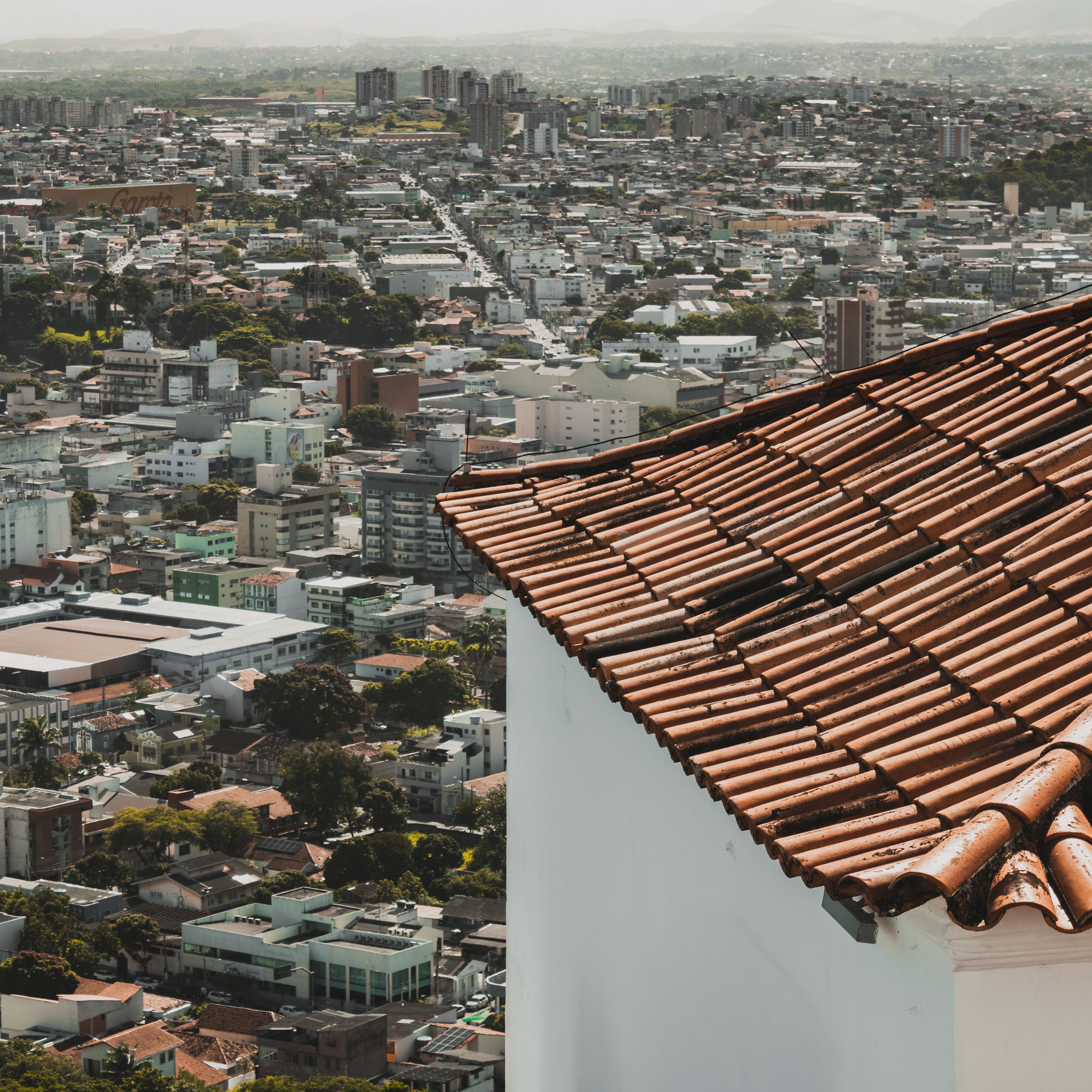 Kostenlos Mit Blick auf eine dichte Stadtlandschaft in Espírito Santo, Brasilien, mit einem markanten Terrakottadach. Stock-Foto