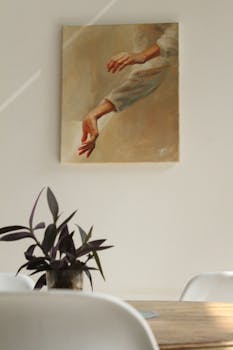 餐厅阳光明媚，配有艺术品、极简设计和室内植物