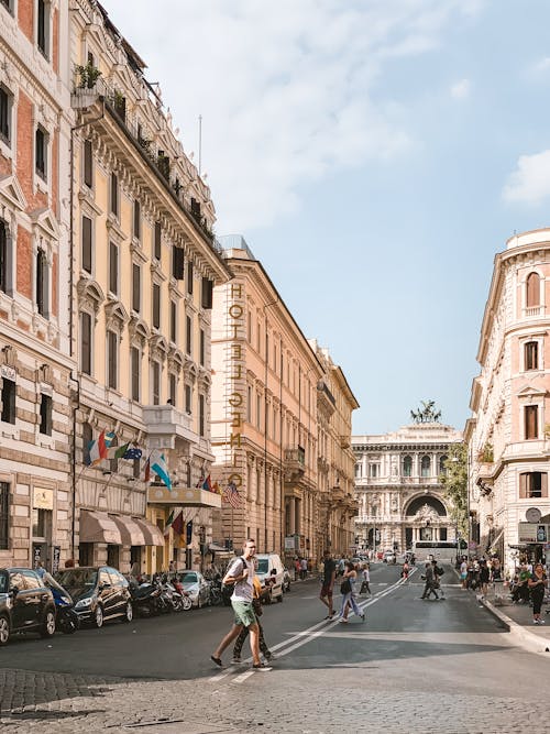 Photos gratuites de gens qui marchent, italie, les gens regardent