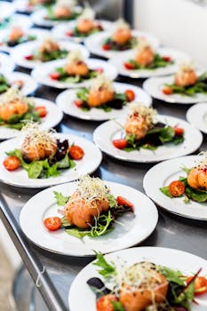 一盘配着新鲜蔬菜和豆芽的美味生鱼片沙拉即可食用