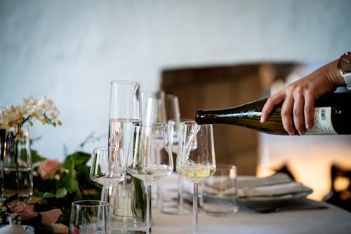 Foto Di Persona Che Versa Liquore Sul Bicchiere Di Vino