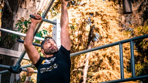 Uomo Che Indossa Una Camicia Nera Su Monkey Bar