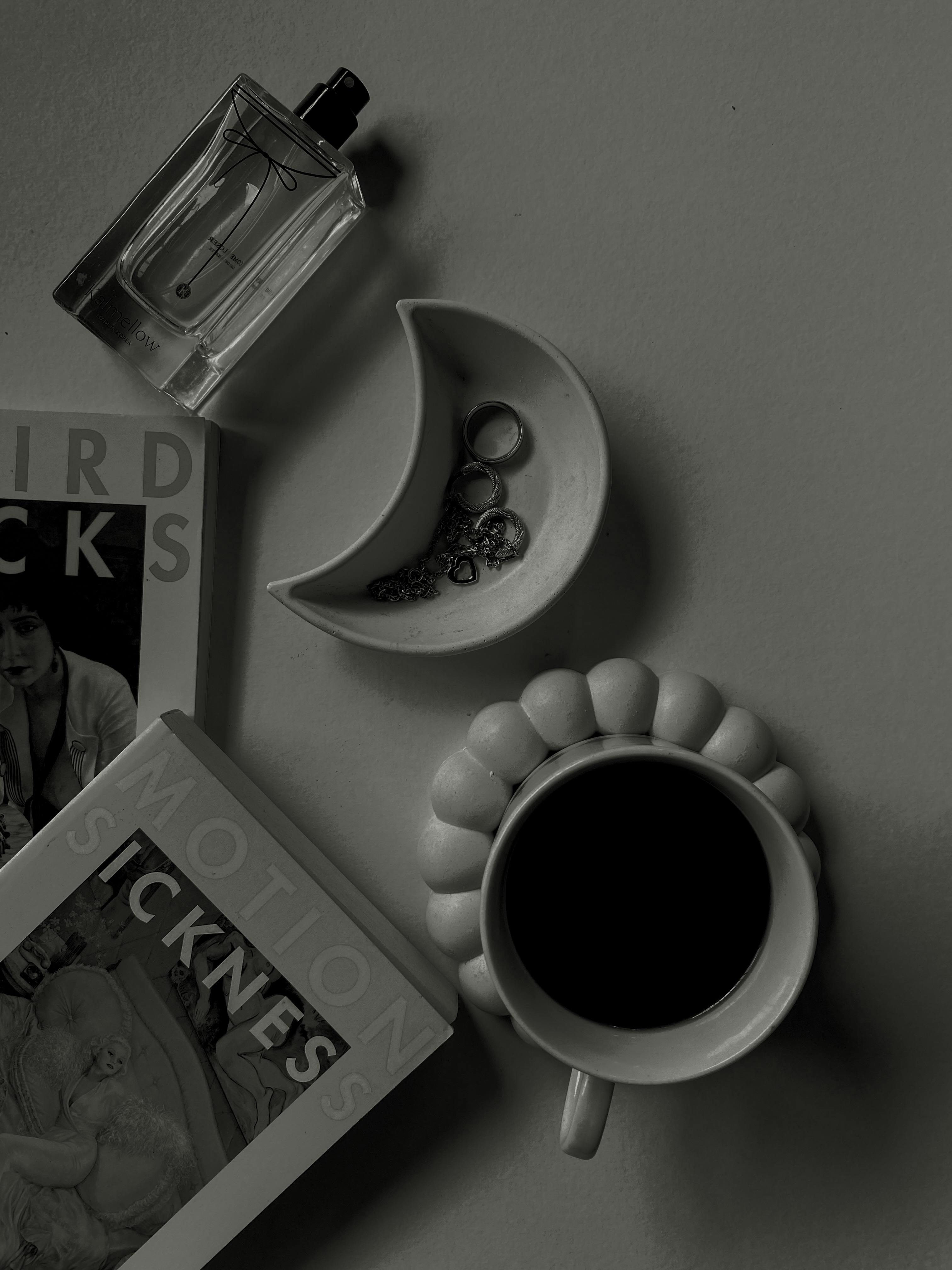 Gratuit Întindere artistică plată, cu cărți, cafea, parfum și bijuterii într-o estetică minimalistă alb-negru. Fotografie de stoc
