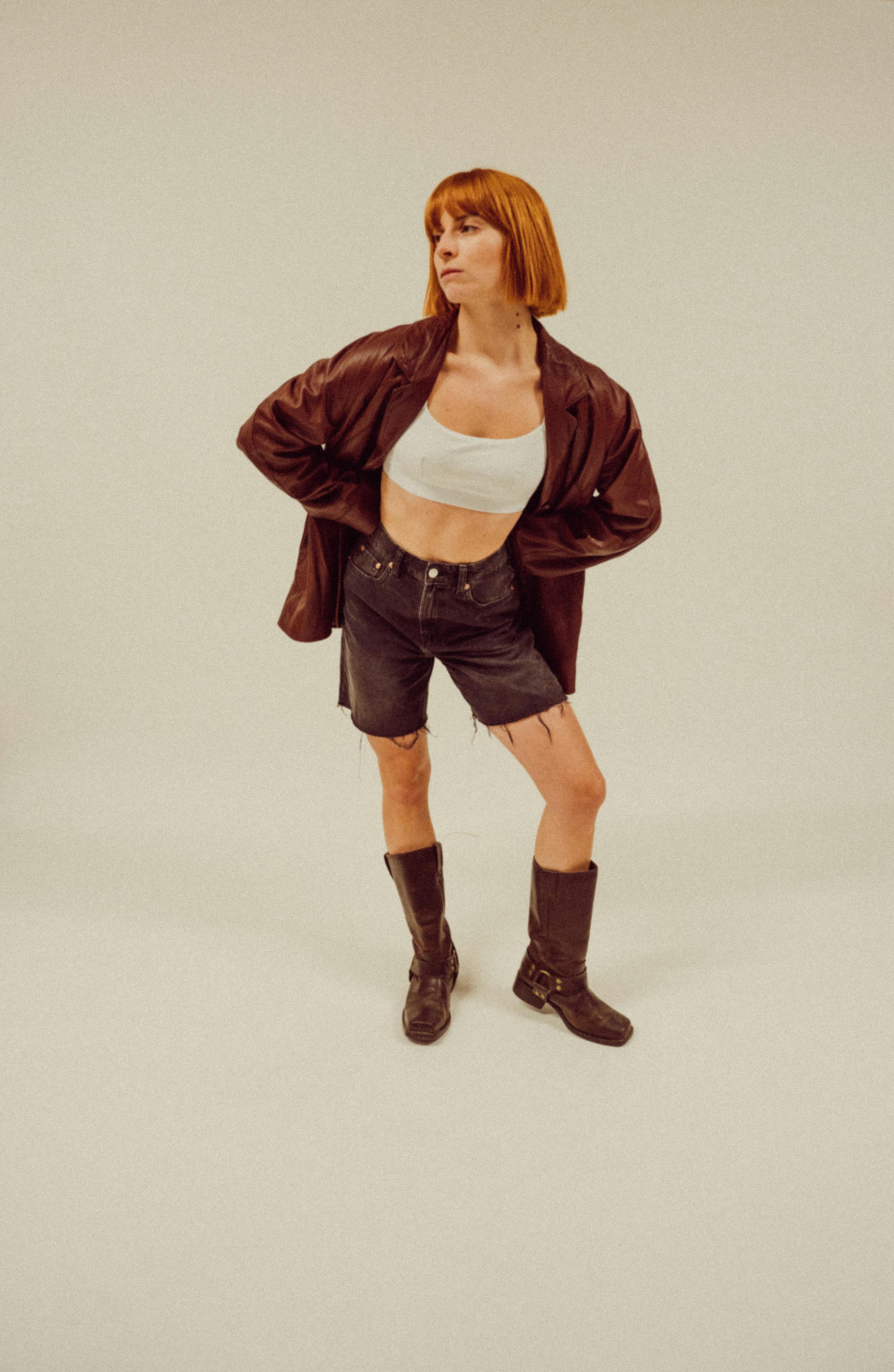 gratis Vrouw poseert in stijlvolle, casual kleding met een zelfverzekerde houding. Stockfoto