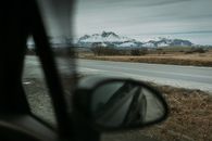 公路旅行途中，透过汽车侧镜，可以欣赏到雪山的迷人景色