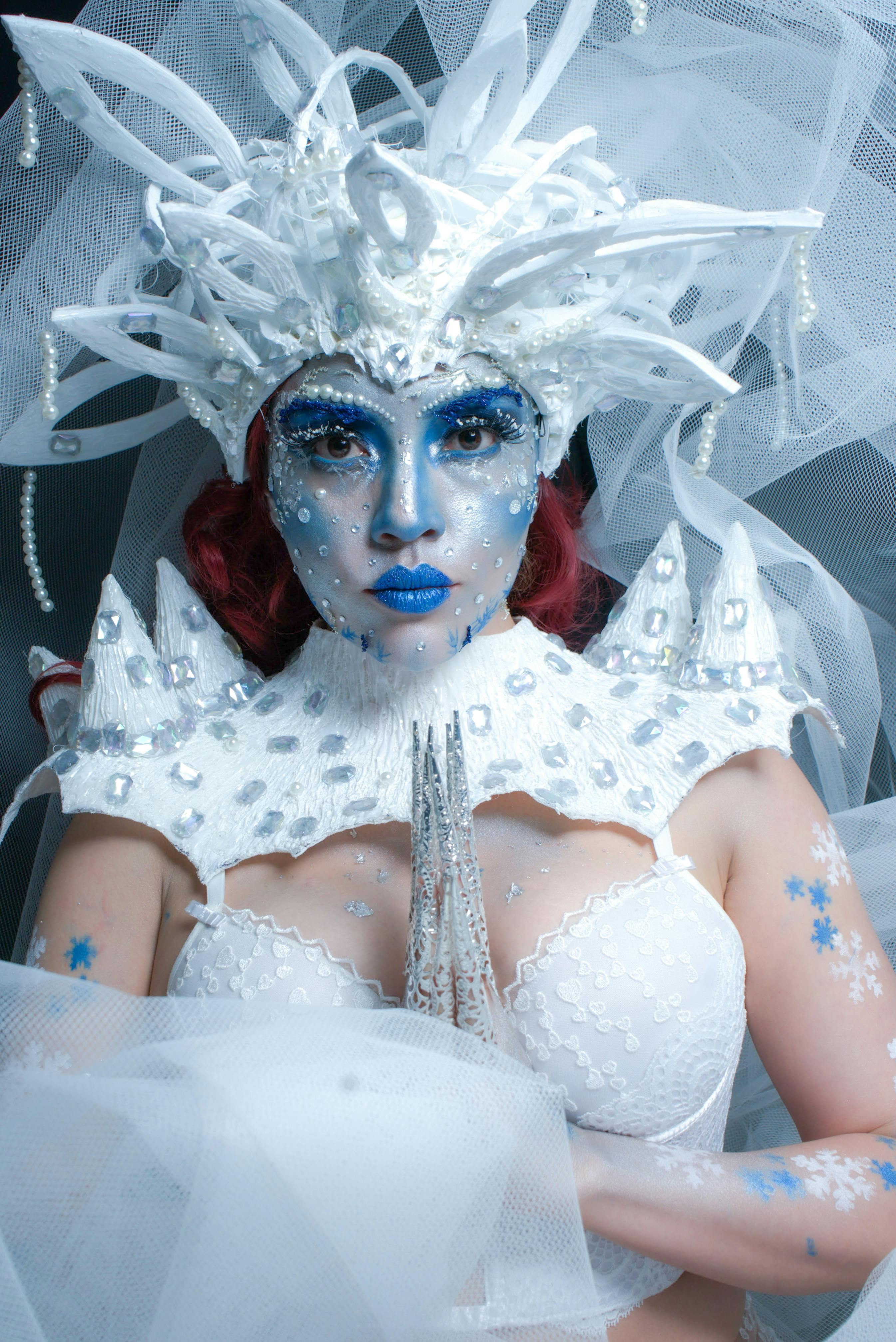 Gratis Fantastisk isdronning fantasikostume med indviklede detaljer og blå makeup. Lagerfoto