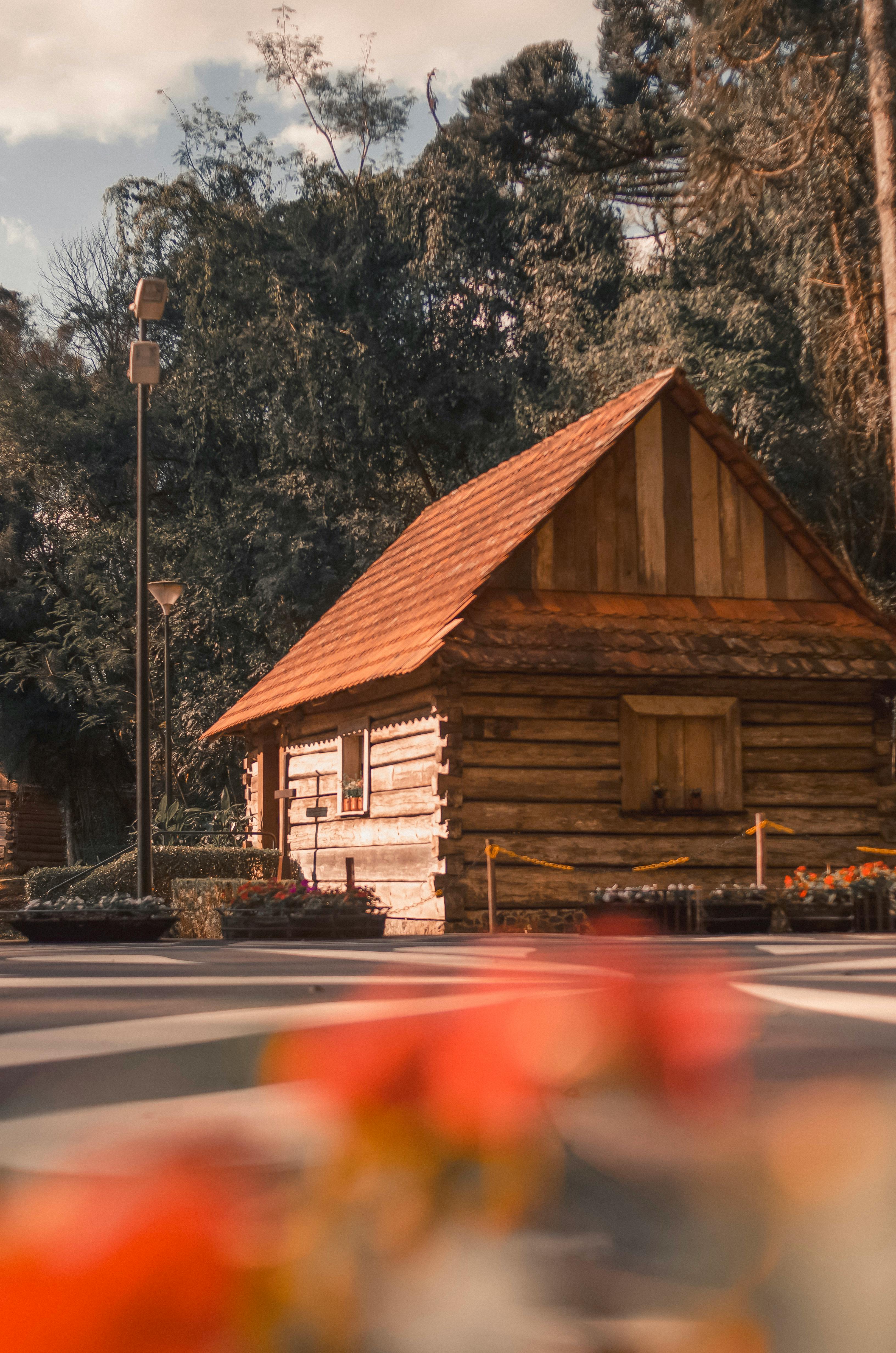 Brown Wooden Cabin · Free Stock Photo