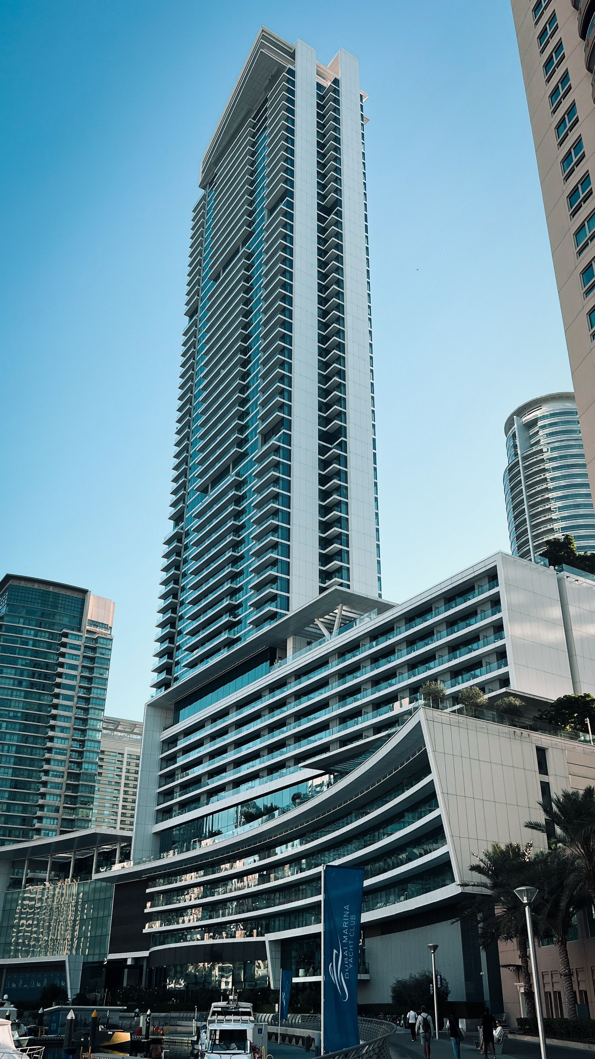 Miễn phí Cảnh quan tuyệt đẹp của tòa nhà chọc trời hiện đại ở Dubai Marina dưới bầu trời trong xanh. Ảnh lưu trữ