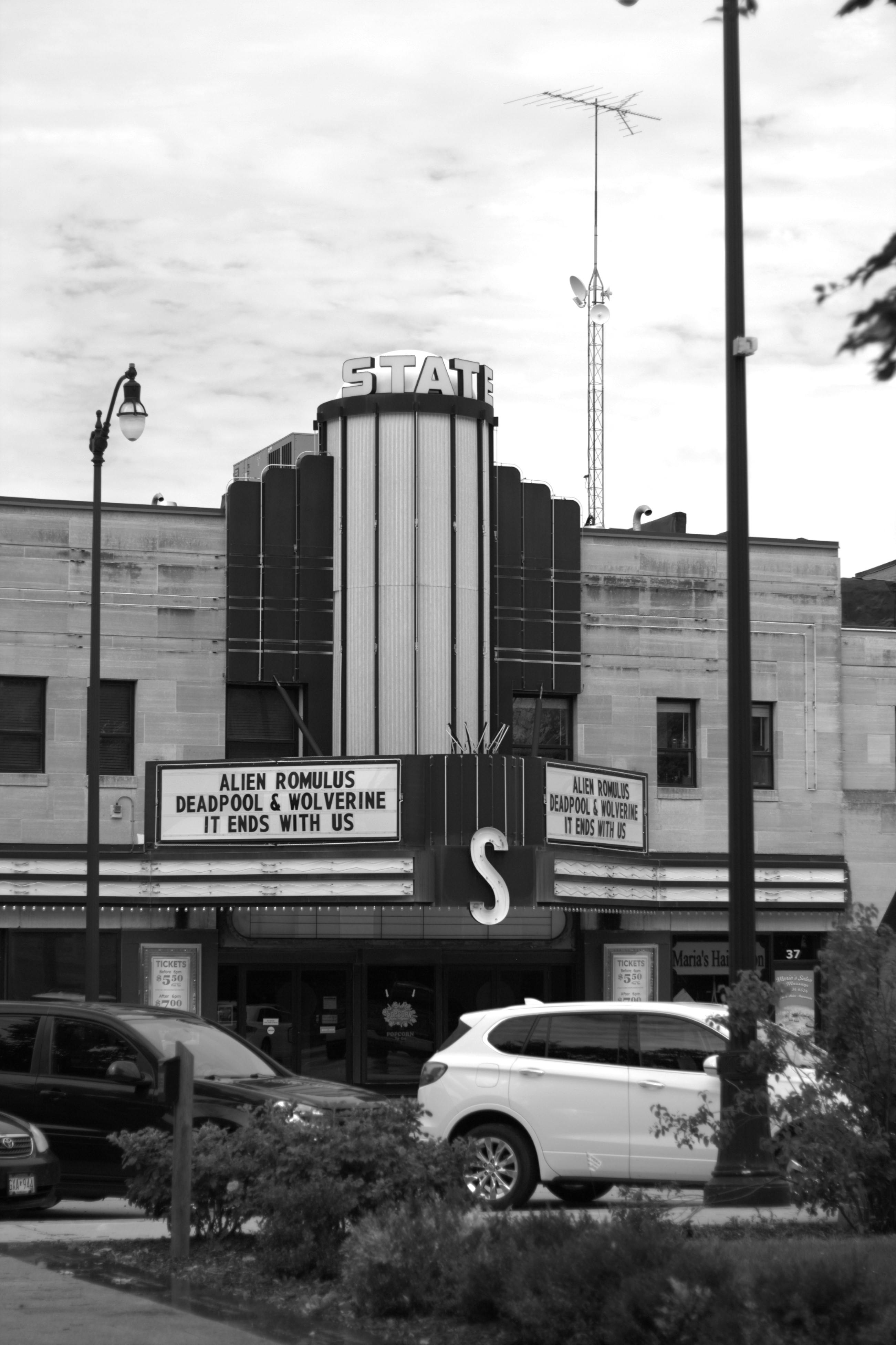 grátis Foto em preto e branco do Teatro Estadual em Hutchinson, MN, mostrando arquitetura clássica. Foto profissional