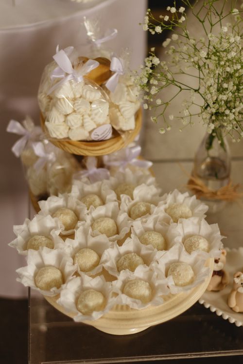Free A visually pleasing arrangement of white sweets with delicate flowers, perfect for elegant events. Stock Photo
