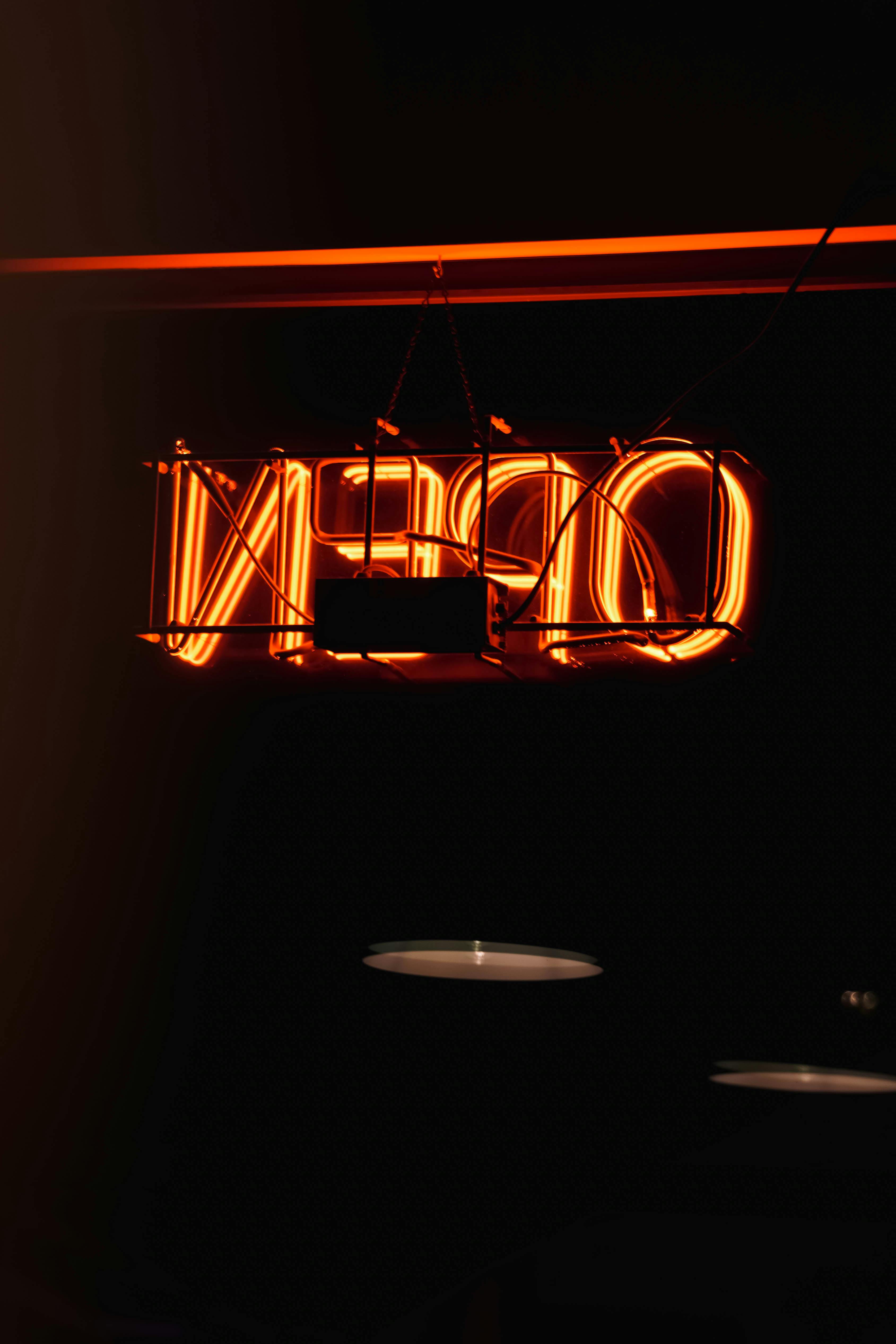 무료 어두운 레스토랑 분위기를 밝히는 생동감 넘치는 네온 'OPEN' 간판이 현대적인 느낌을 더해줍니다. 스톡 사진