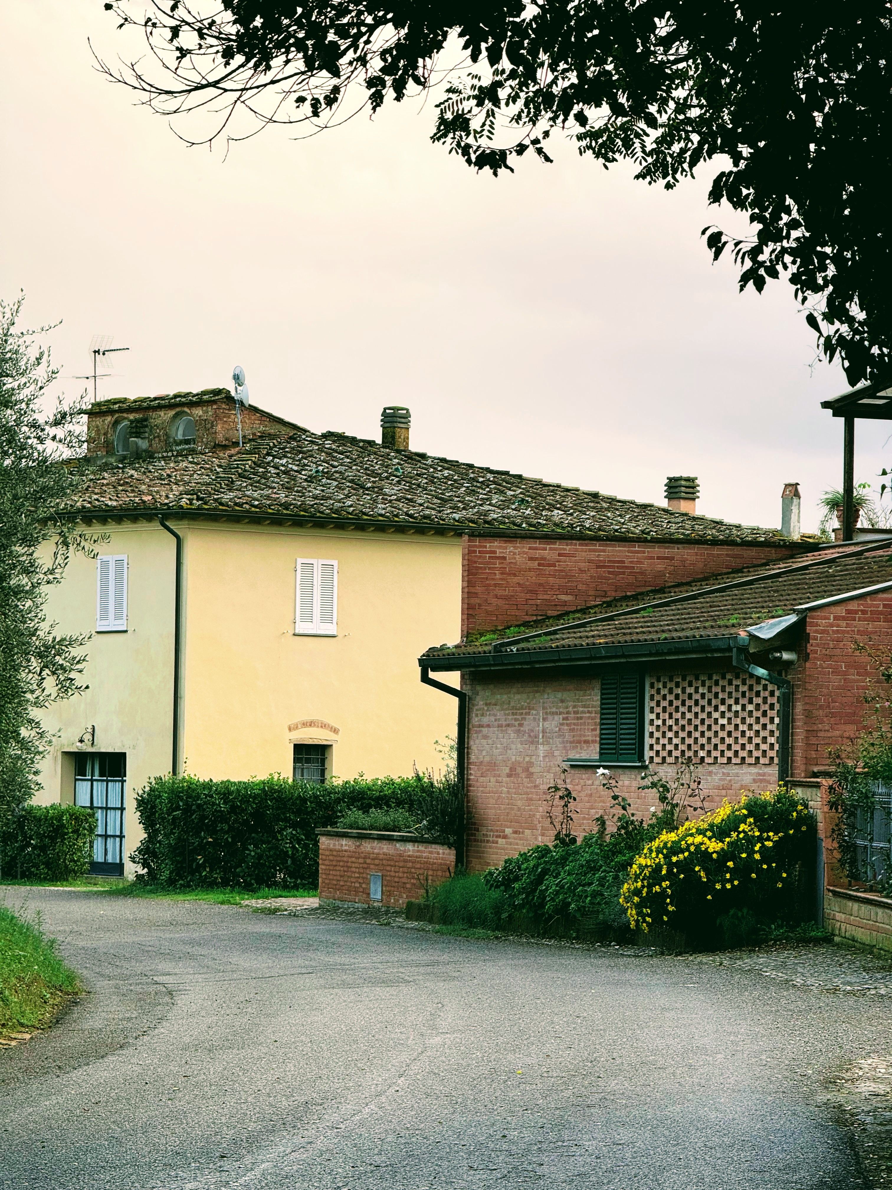 Traditioneel Italiaans huis met stenen gevel en balkon