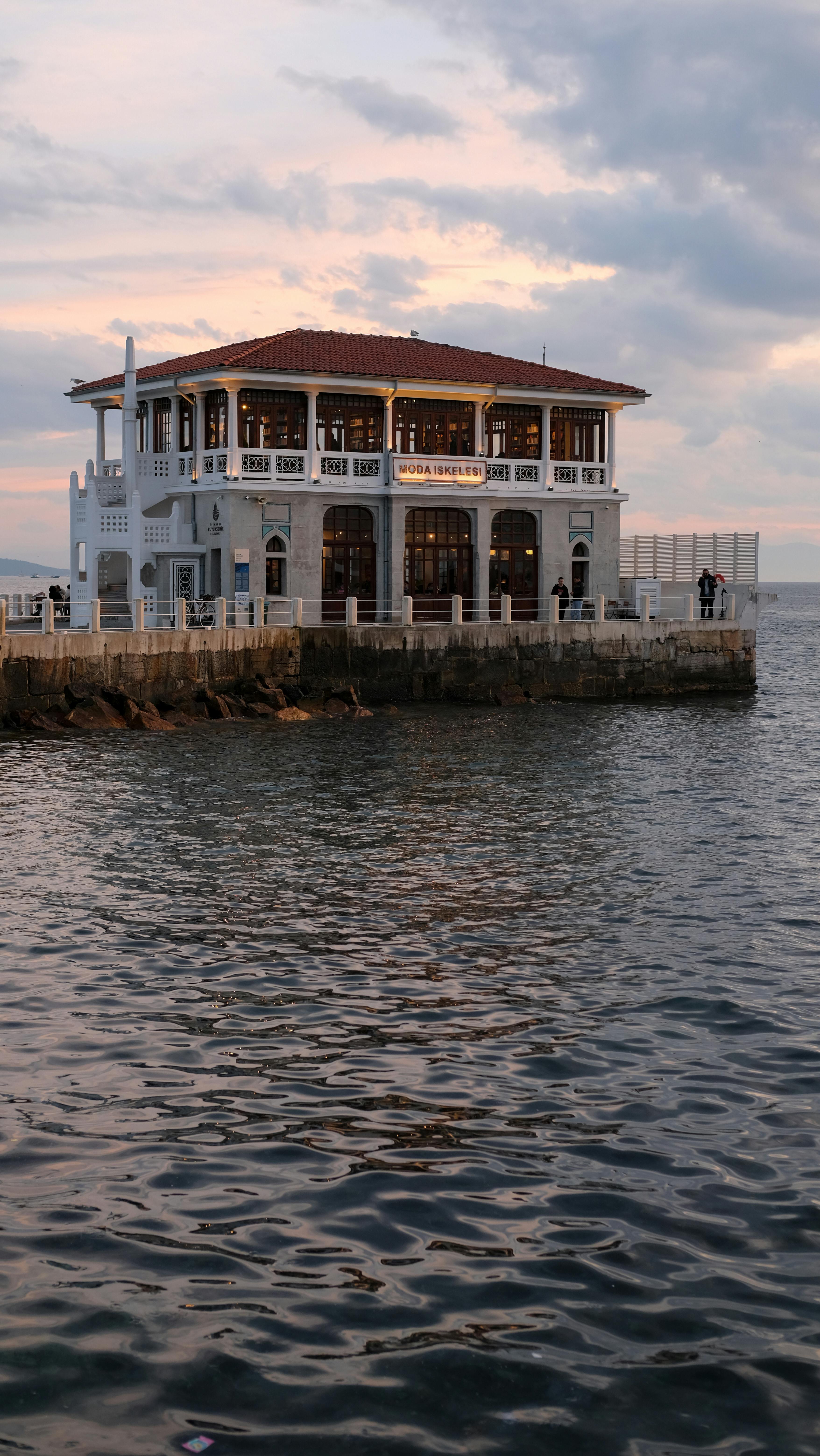 Gratuit Vedere fermecătoare asupra debarcaderului istoric Moda din Istanbul în timpul apusului, reflectând asupra apelor calme. Fotografie de stoc