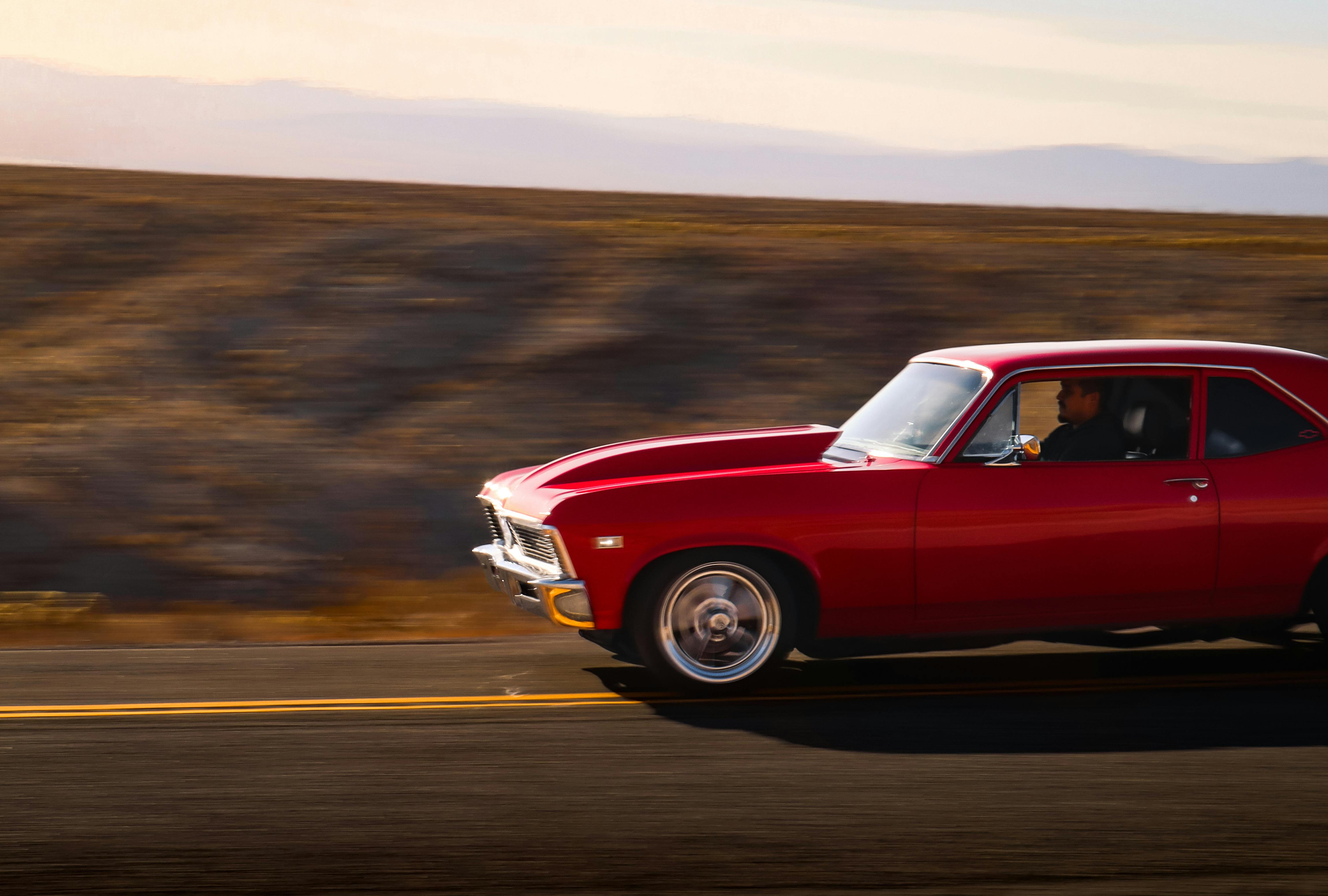 Voiture de passion sur route ouverte au coucher du soleil
