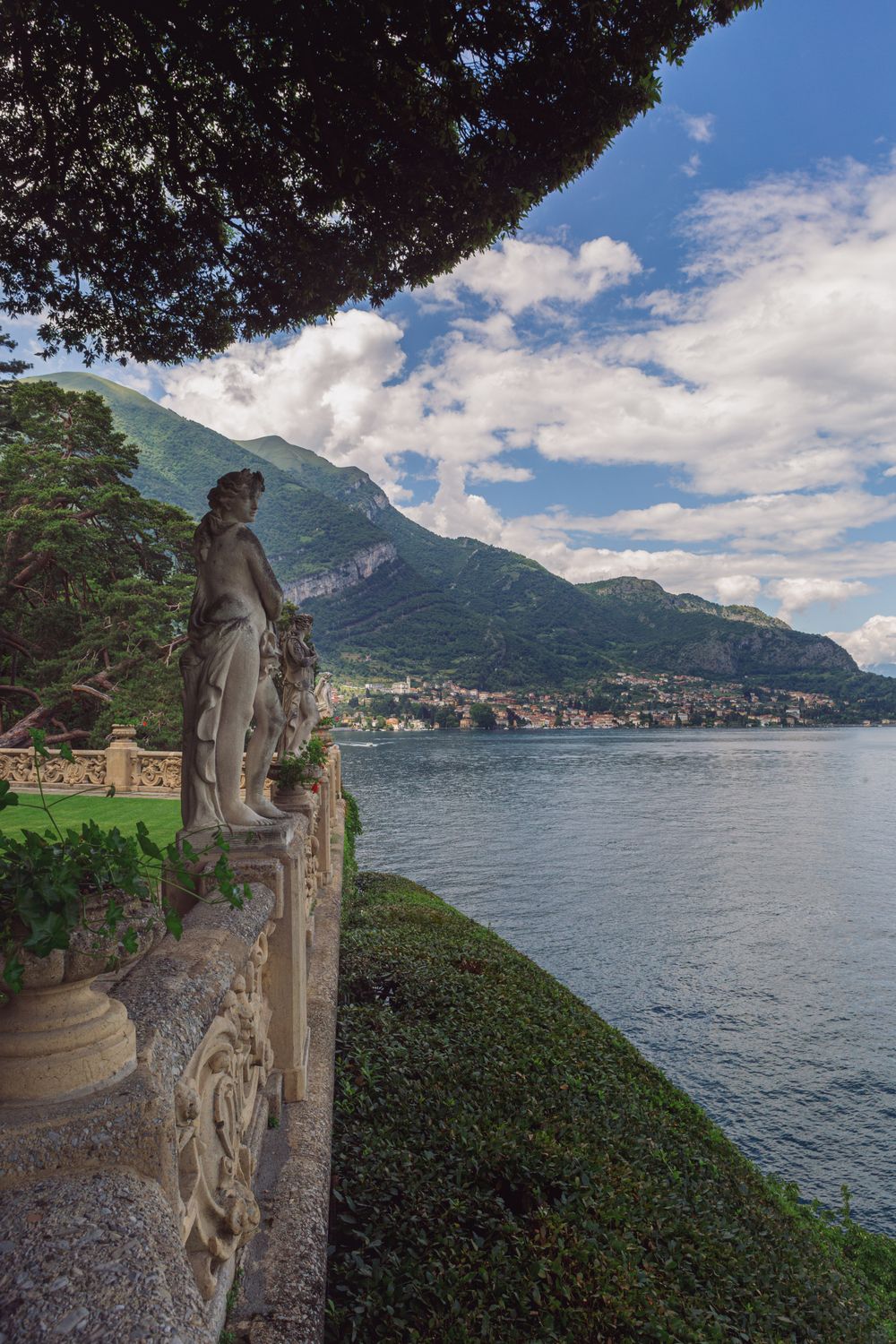 Villa del Balbianello cu statui și priveliște asupra Lacului Como